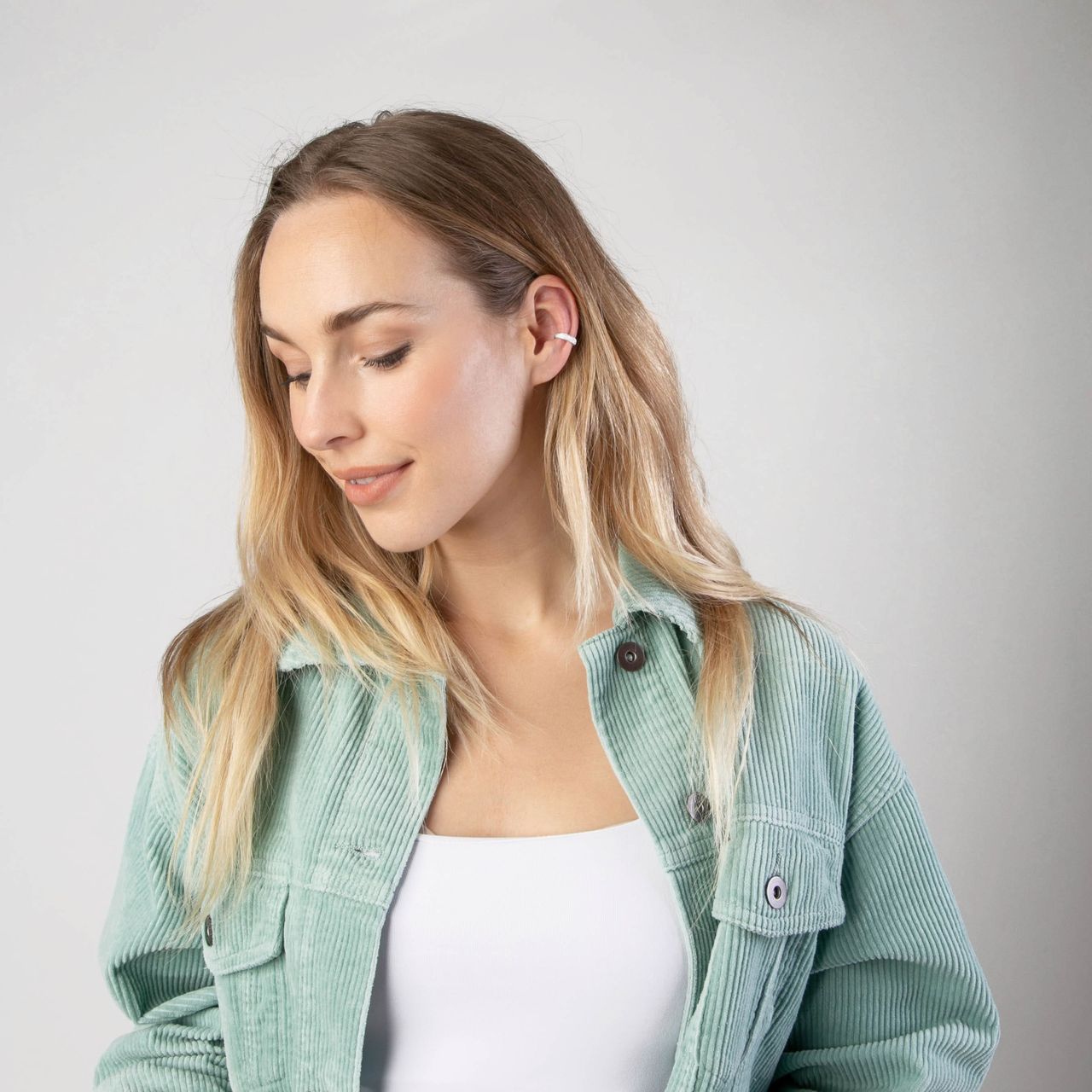 Zilveren earcuff bewerkt