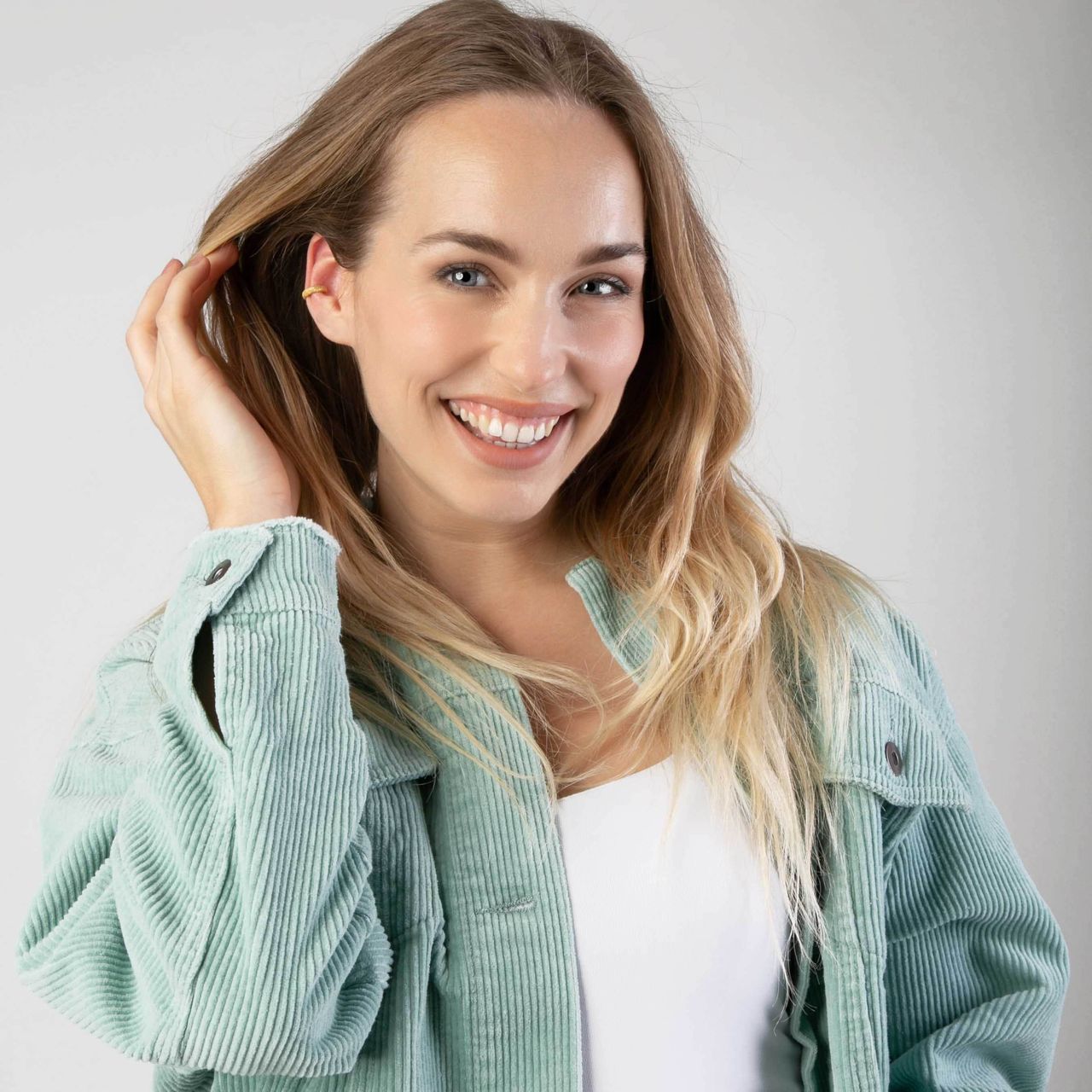 Zilveren goldplated earcuff bewerkt