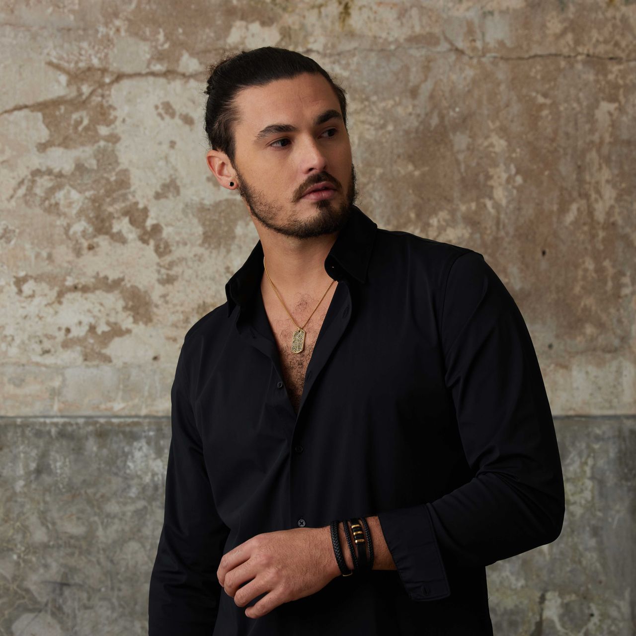 Gerecycleerd stalen oorbellen gold met zwarte zirkonia rond 8mm