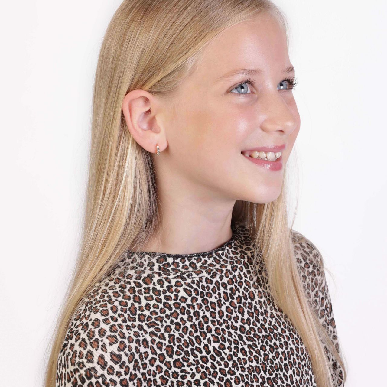 Zilveren goldplated kinderoorringen met witte en aqua zirkonia