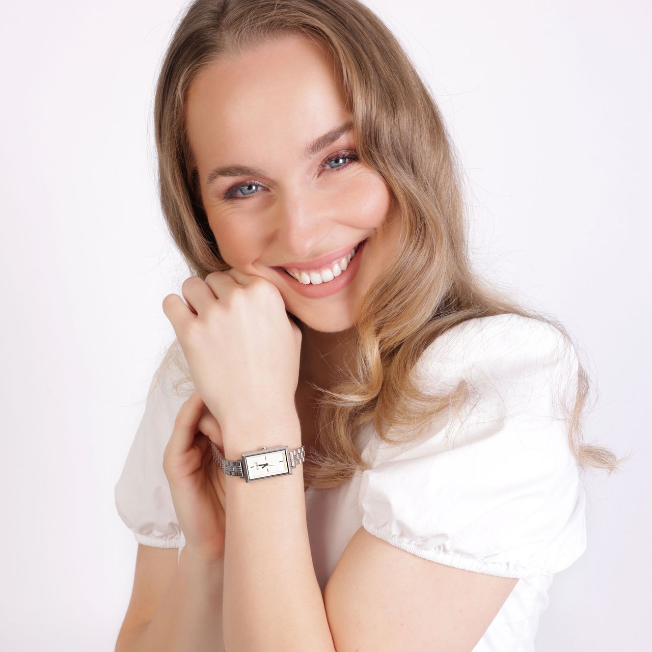 Regal horloge met een stalen kast en band