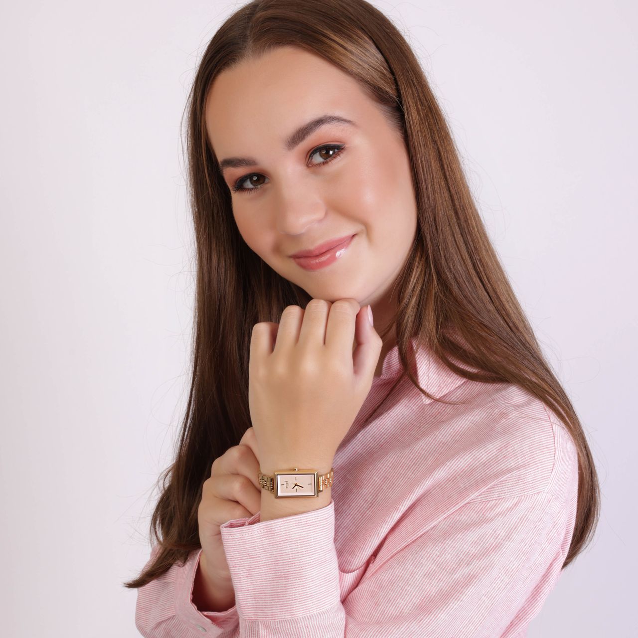 Regal horloge met een stalen kast en band