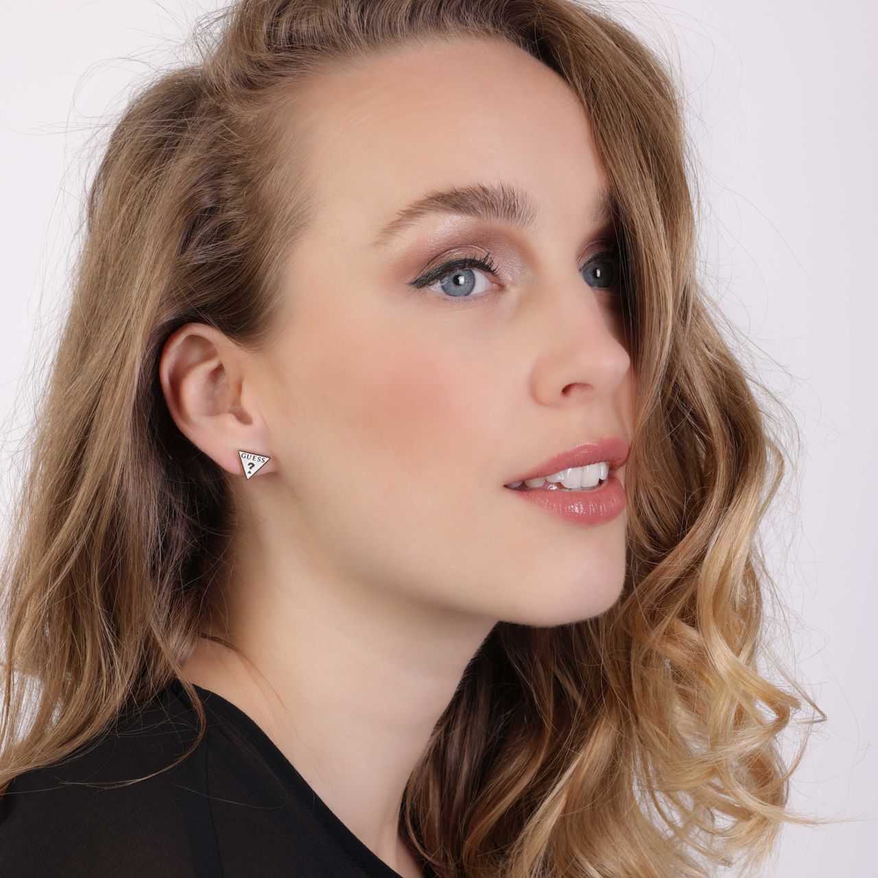 Guess stainless steel goldplated oorknoppen triangle met emaille voor dames