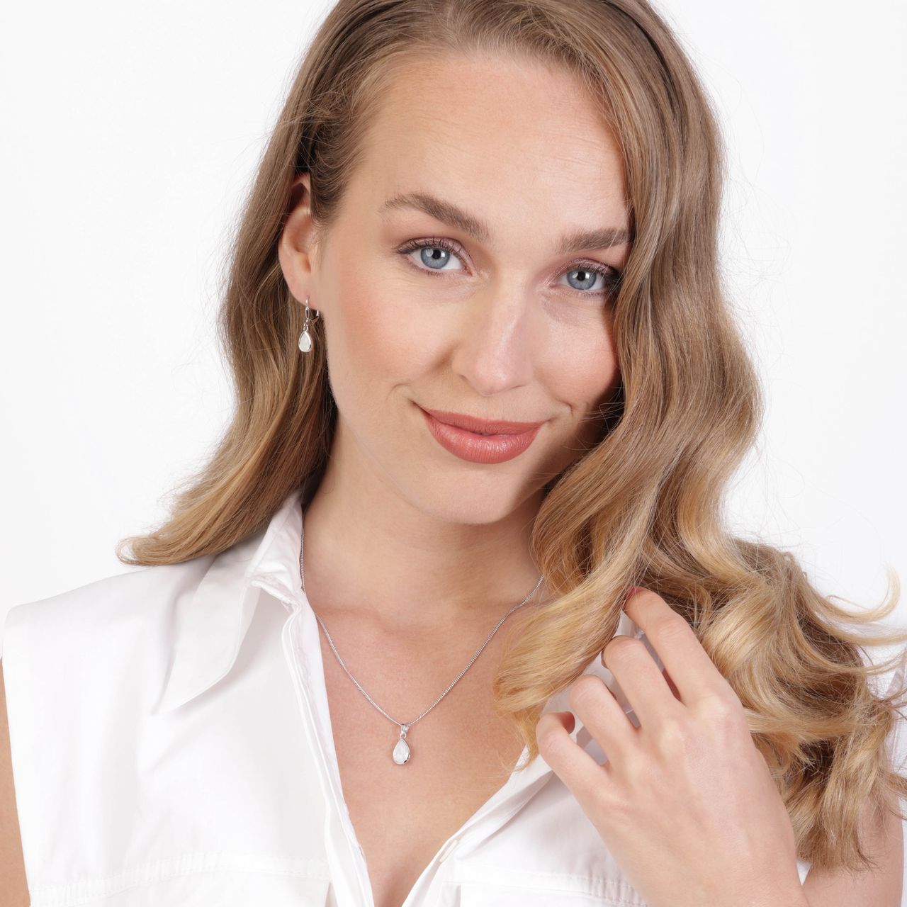 Zilveren ketting met hanger druppel kristal opal