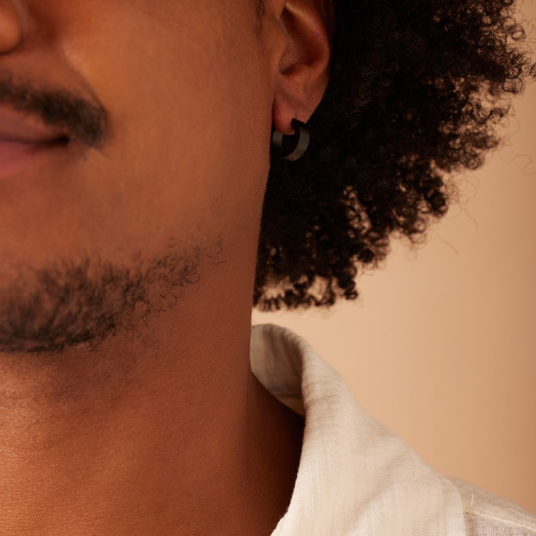 Gerecycled stainless steeloorringen zwart mat voor heren