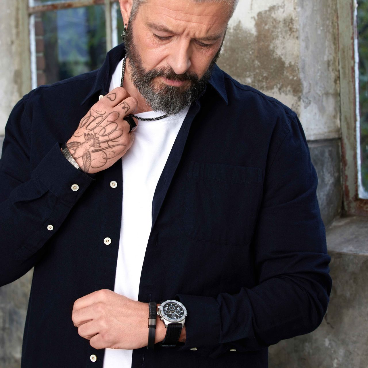 Gerecycled stainless steeloorringen hanger kruis anique finish voor heren