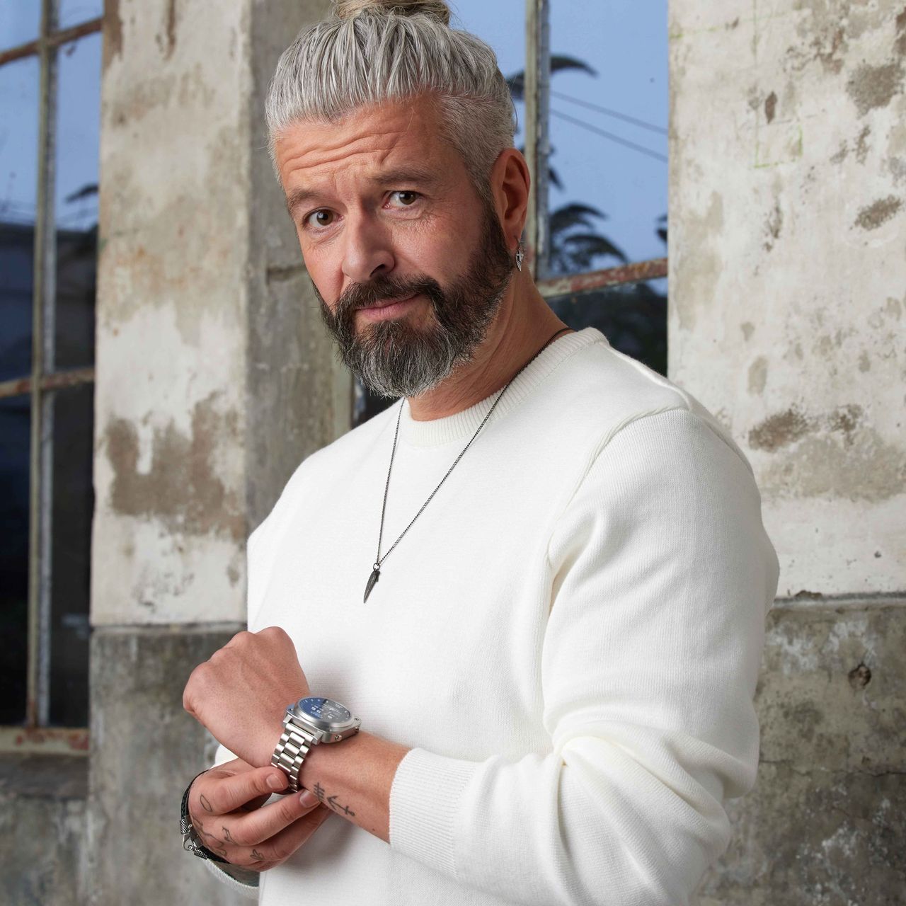 Gerecycled stainless steeloorringen met hanger vleugel en kruis voor heren