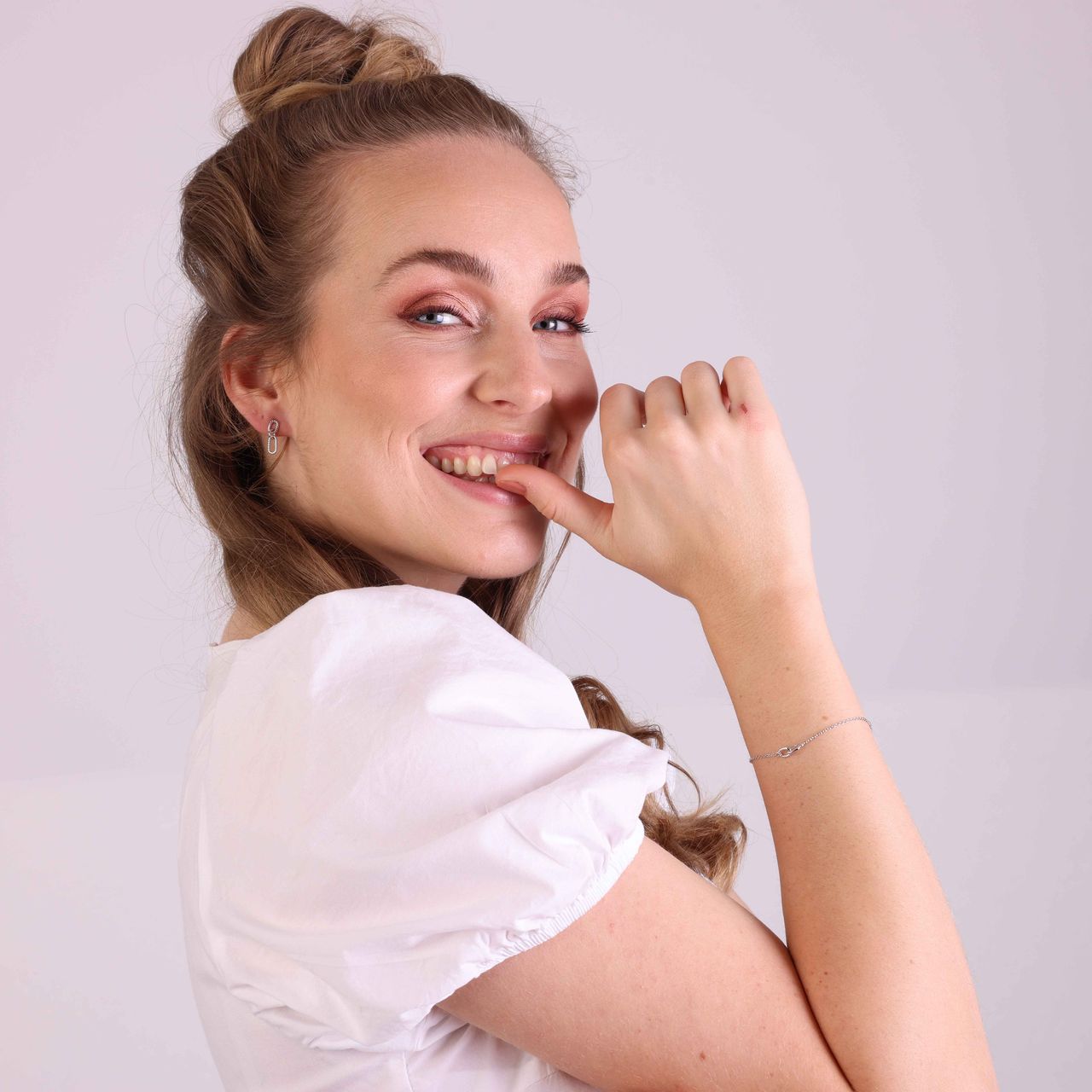 Zilveren oorknop met hanger twisted voor dames