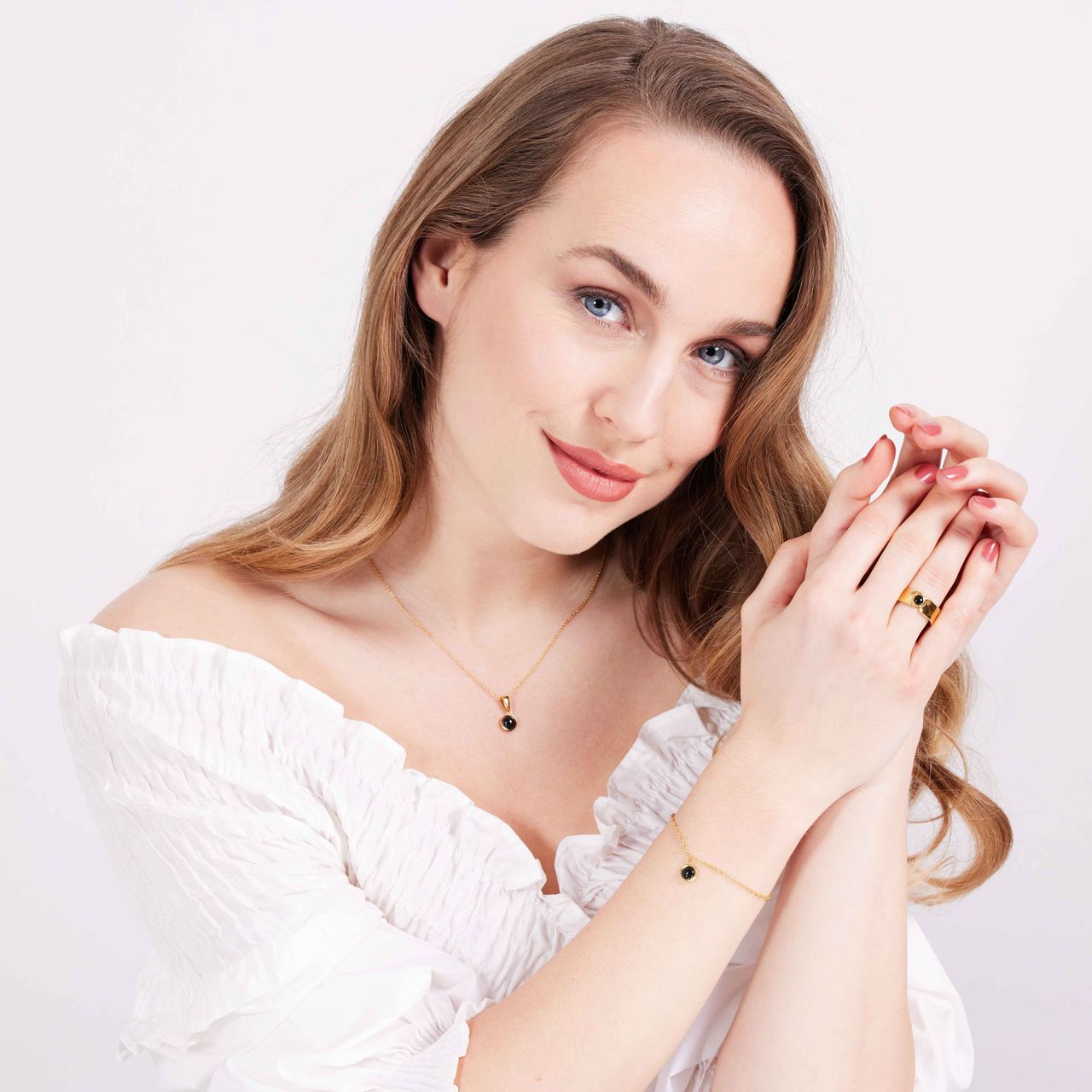 Gerecycleerd stalen goldplated ring breed met zwarte agaat