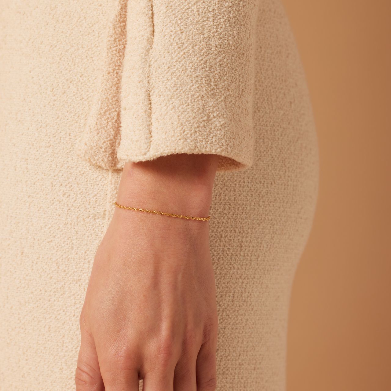Gerecycleerd zilveren goldplated armband gedraaid