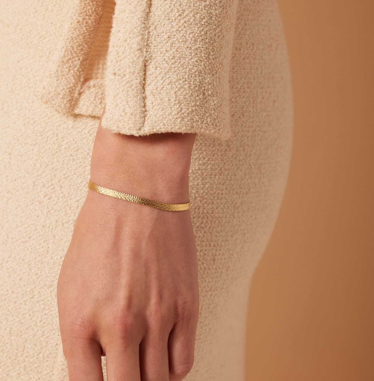 Gerecycled zilveren goldplated platte armband bewerkt
