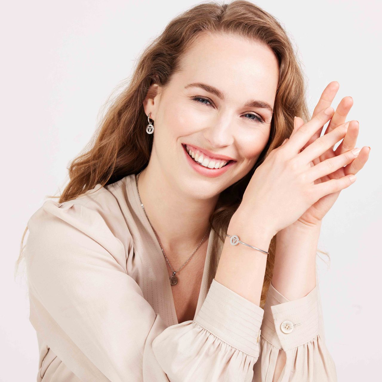 Stainless steel armband met letter - V