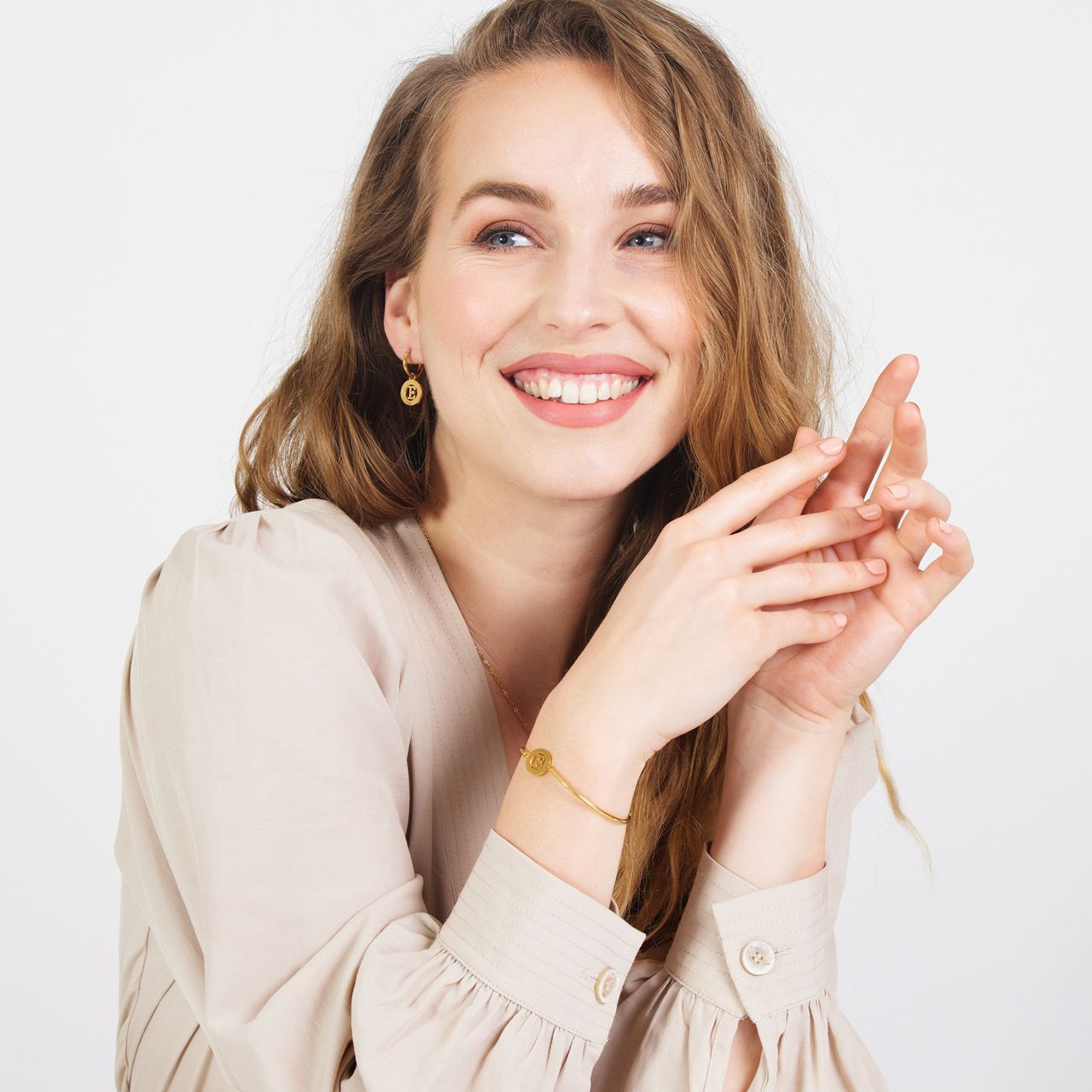Stalen goldplated fantasiearmband met letterhanger E voor dames