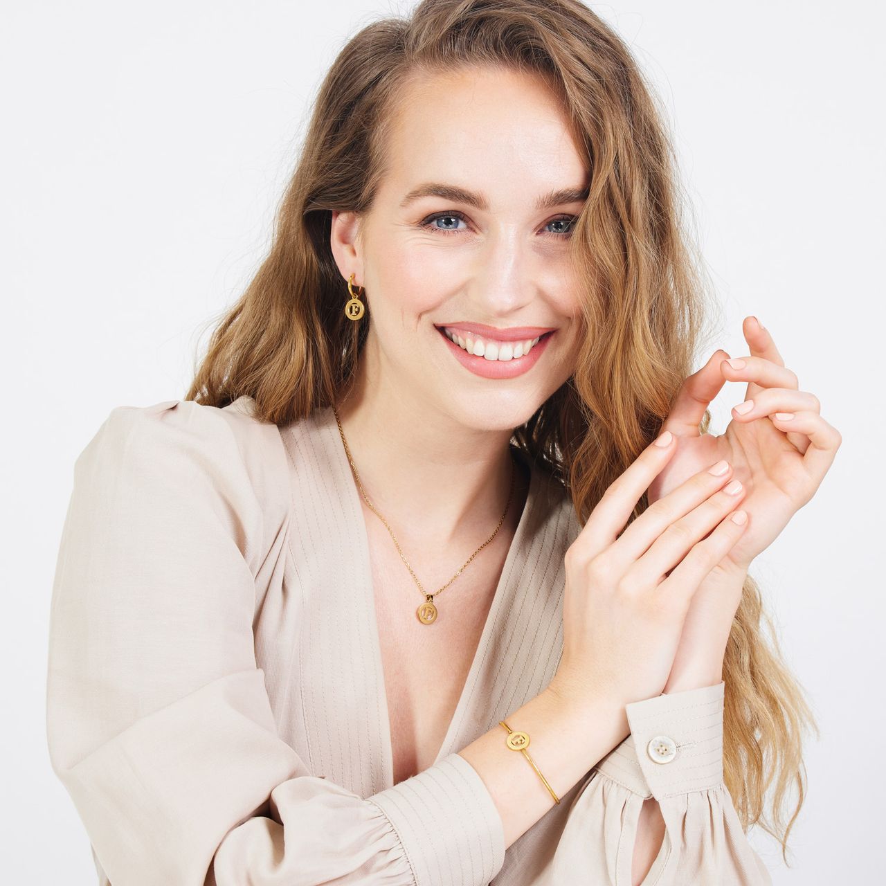 Stainless steel goldplated fantasiearmband met letterhanger F voor dames