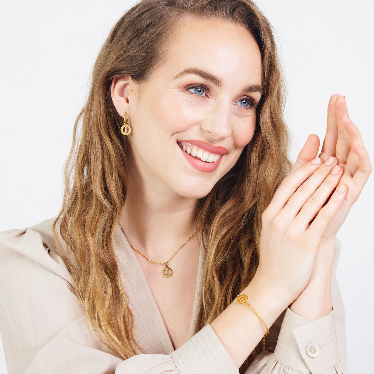 Stainless steel goldplated fantasiearmband met letterhanger J voor dames