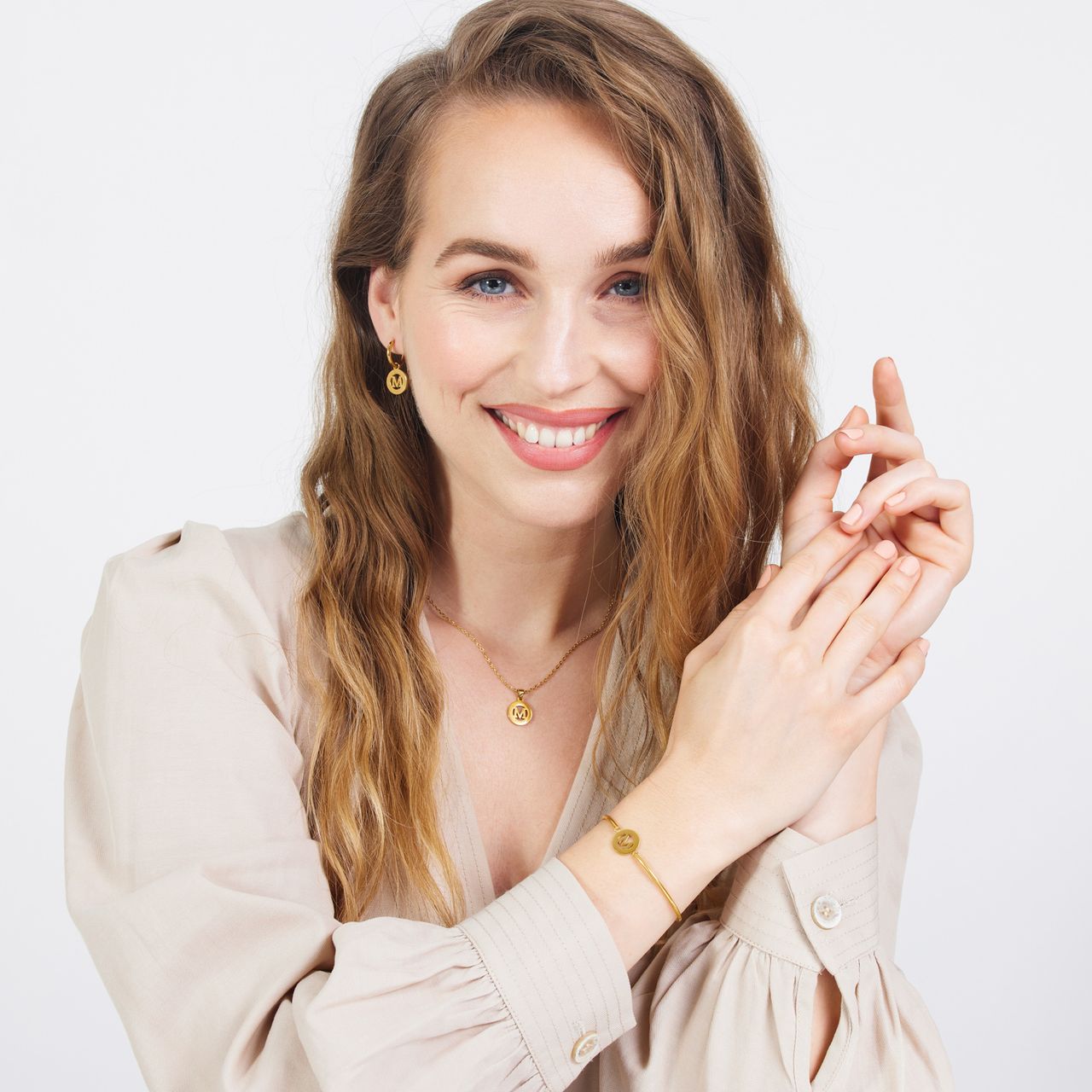 Stainless steel goldplated fantasiearmband met letterhanger M voor dames