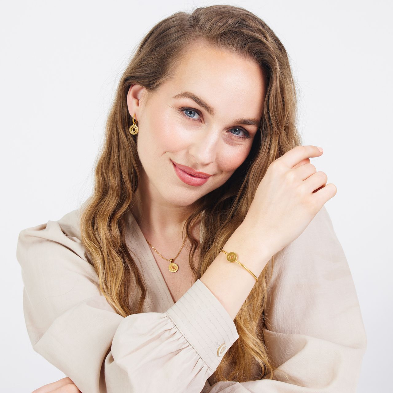 Stainless steel goldplated fantasiearmband met letterhanger O voor dames