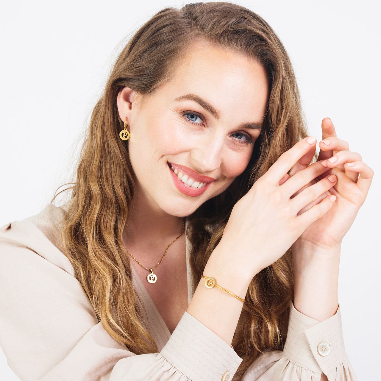 Stainless steel goldplated fantasiearmband met letterhanger P voor dames