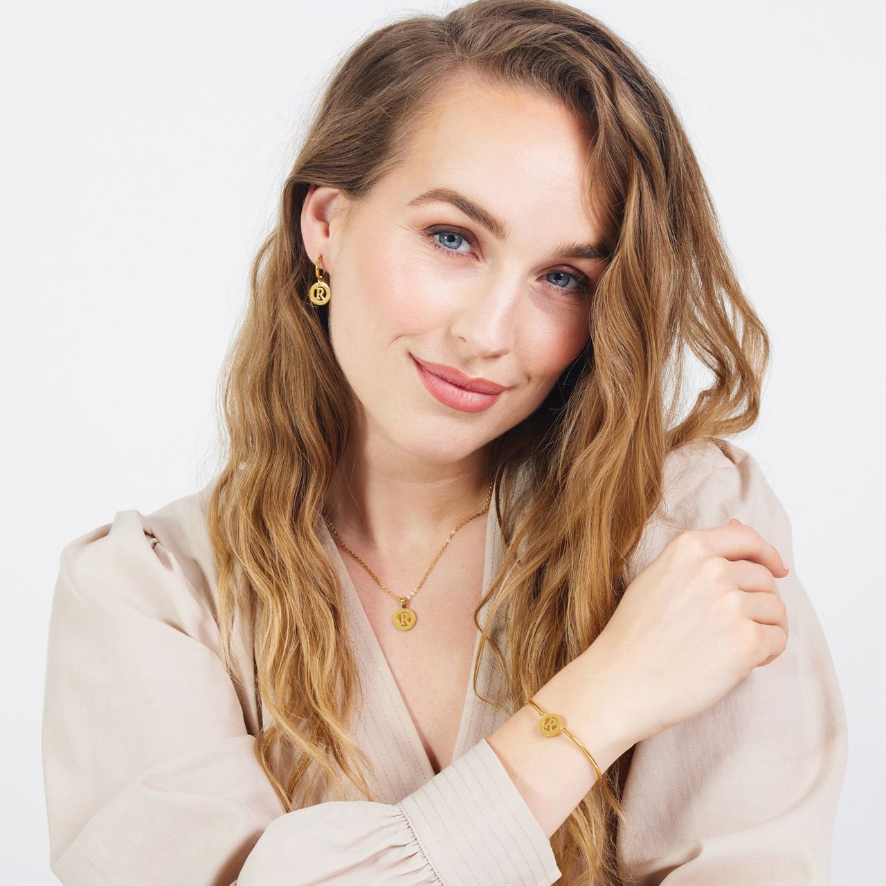 Stainless steel goldplated fantasiearmband met letterhanger R voor dames