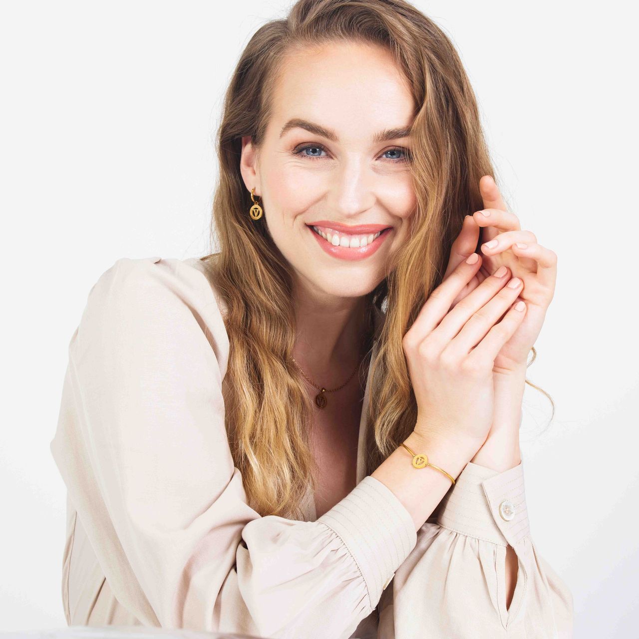 Stainless steel goldplated fantasiearmband met letterhanger V voor dames