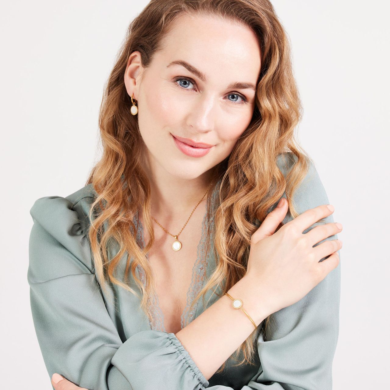 Stalen goldplated armband met parelmoer