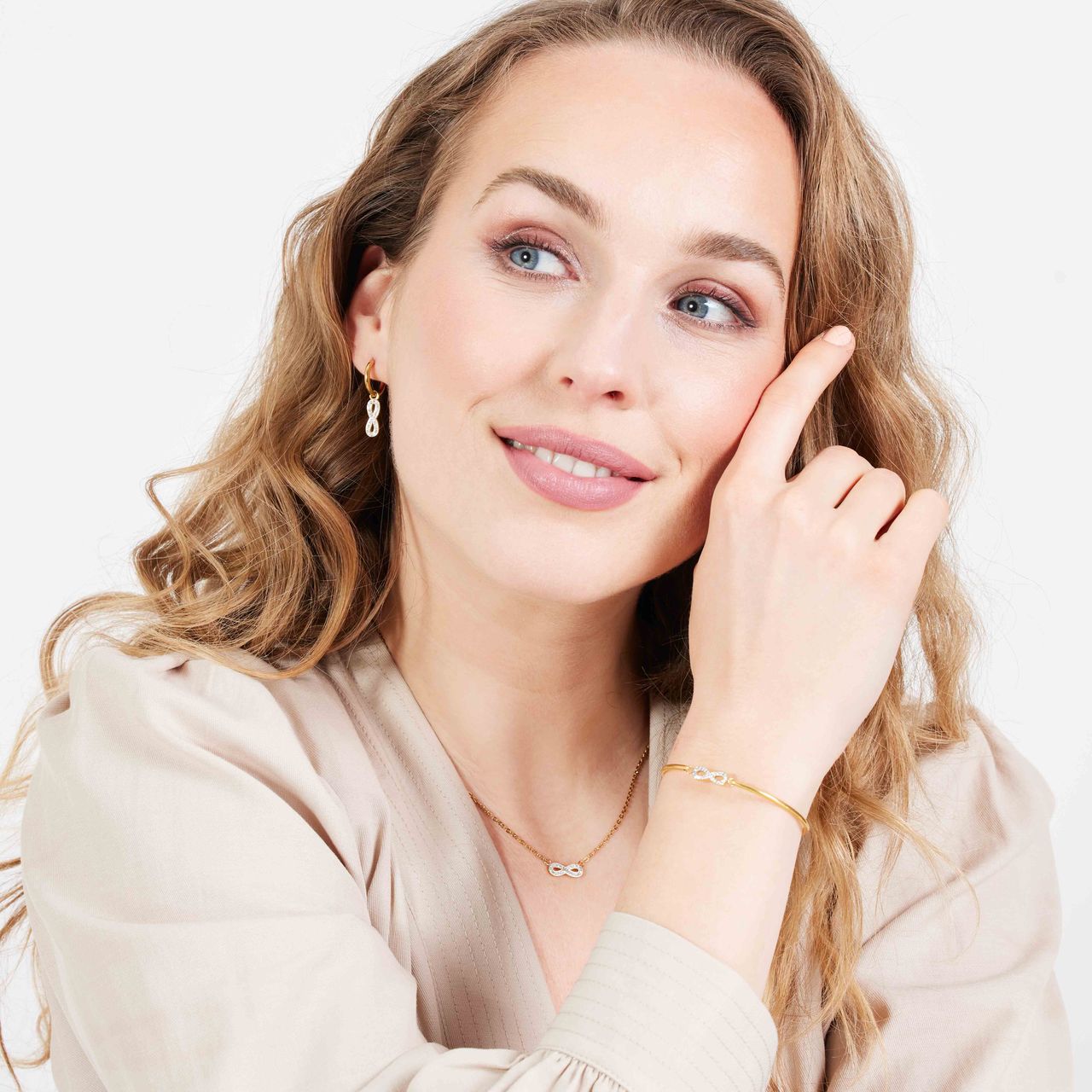 Stalen goldplated armband infinity met kristal