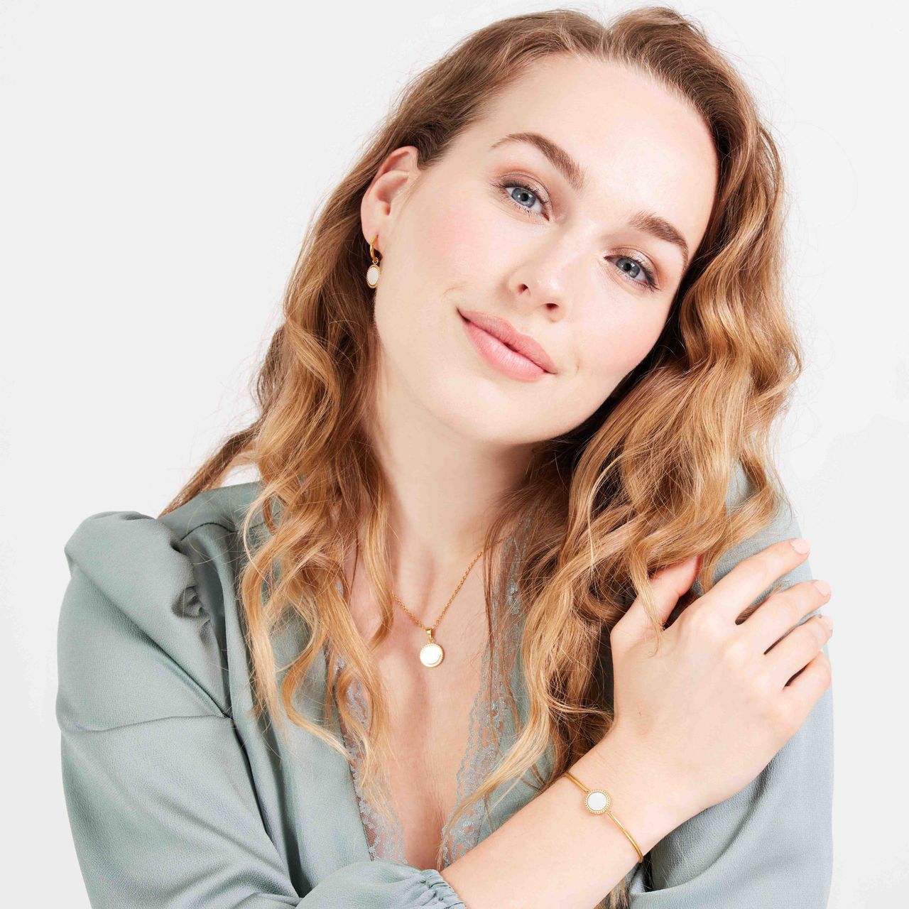 Stalen goldplated oorbellen met parelmoer