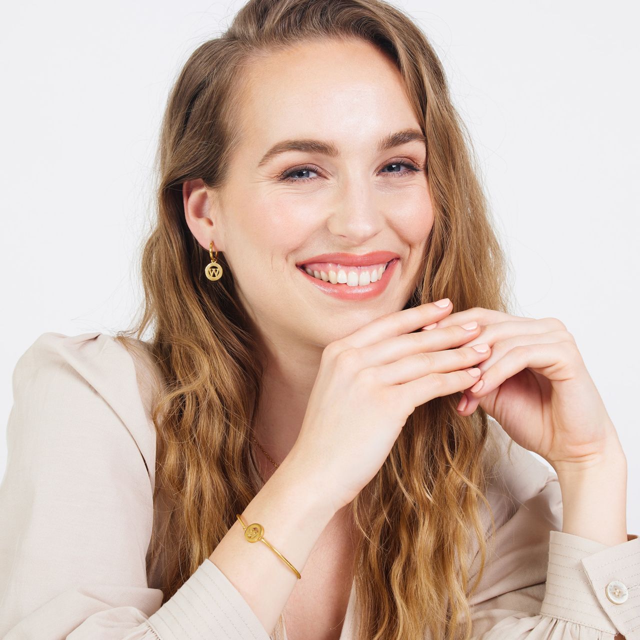 Stainless steel goldplated oorringen met letterhanger W voor dames