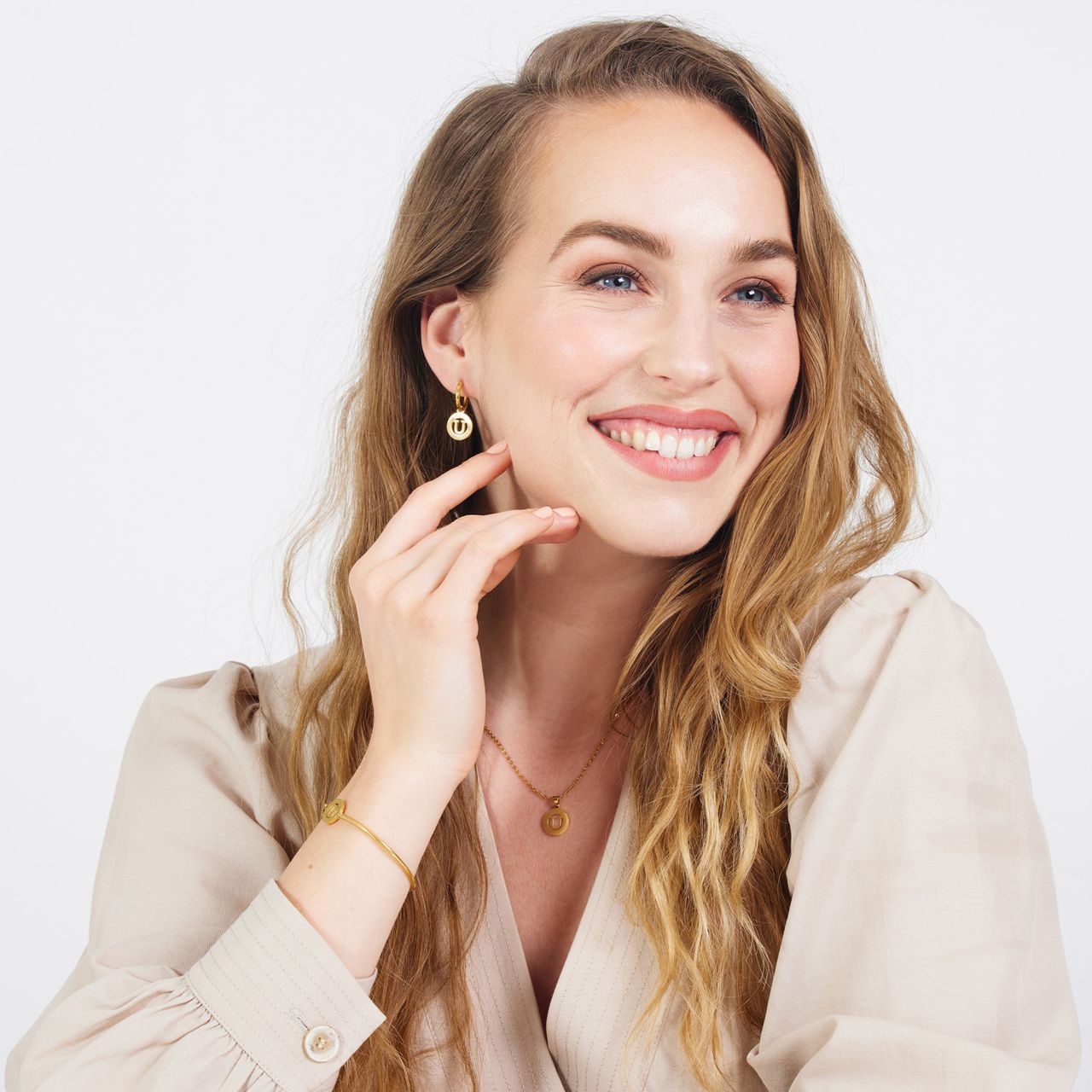 Stainless steel goldplated oorringen met letterhanger U voor dames