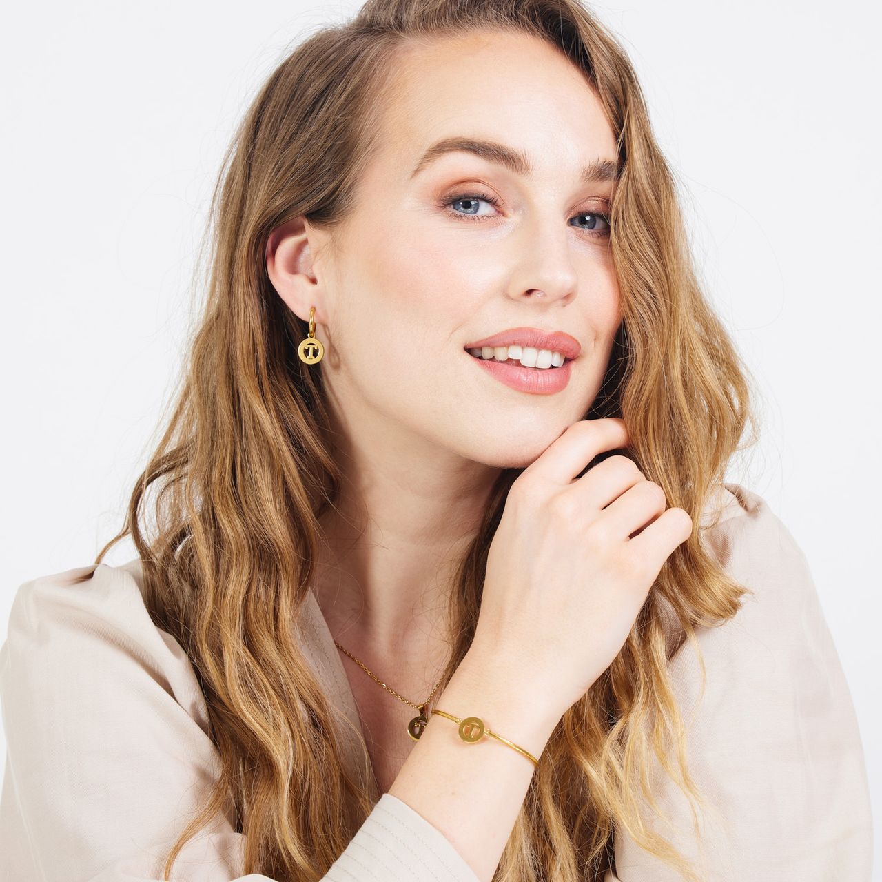 Stainless steel goldplated oorringen met letterhanger T voor dames