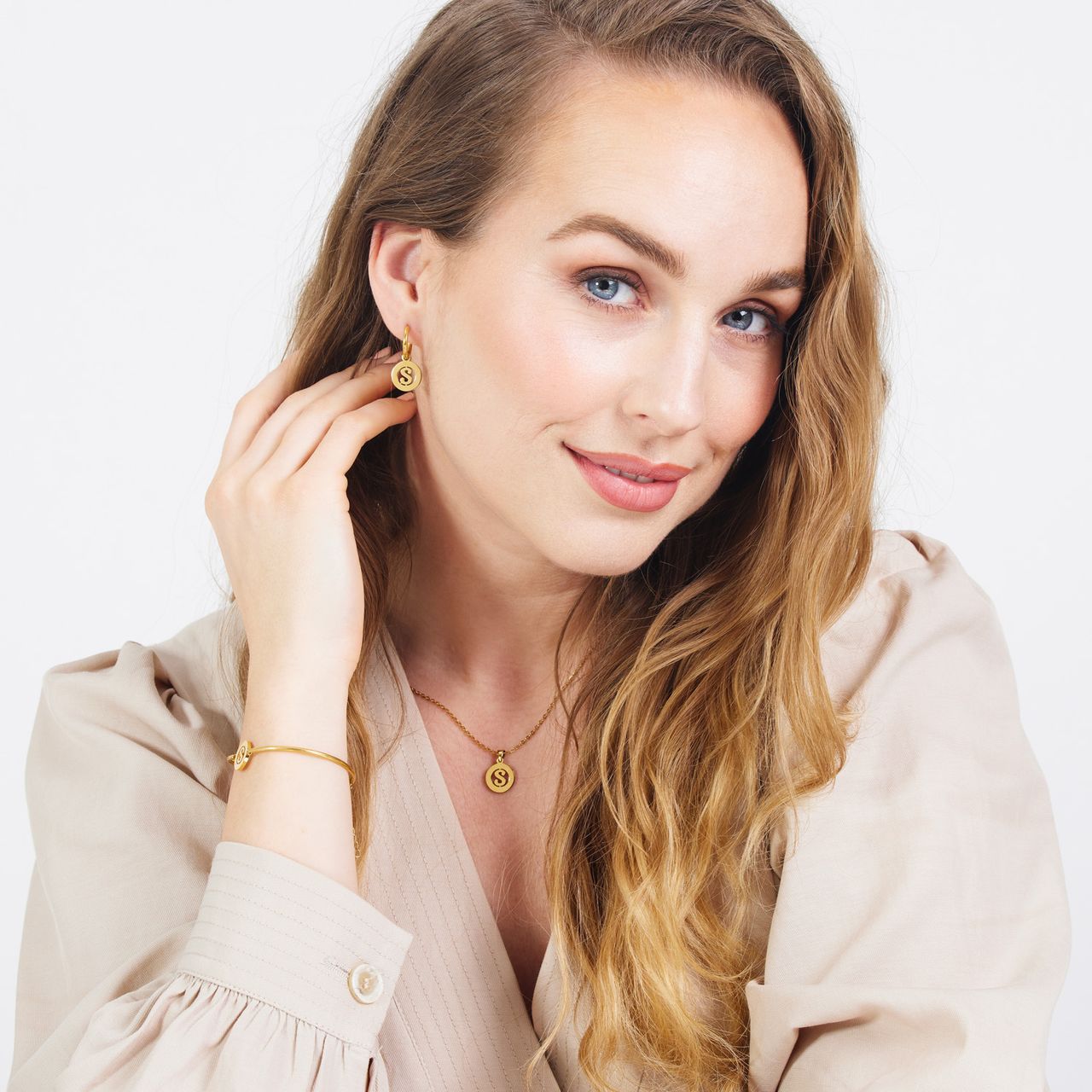 Stalen goldplated oorbellen met letter - S