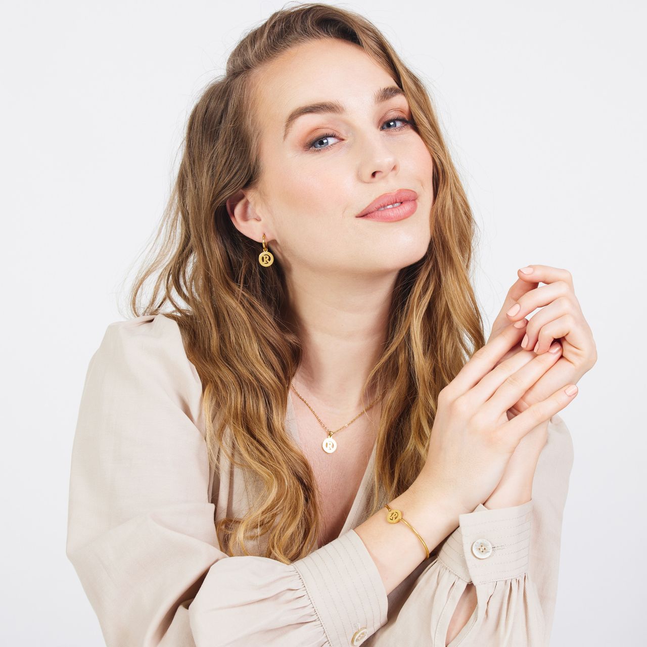 Stainless steel goldplated oorringen met letterhanger R voor dames