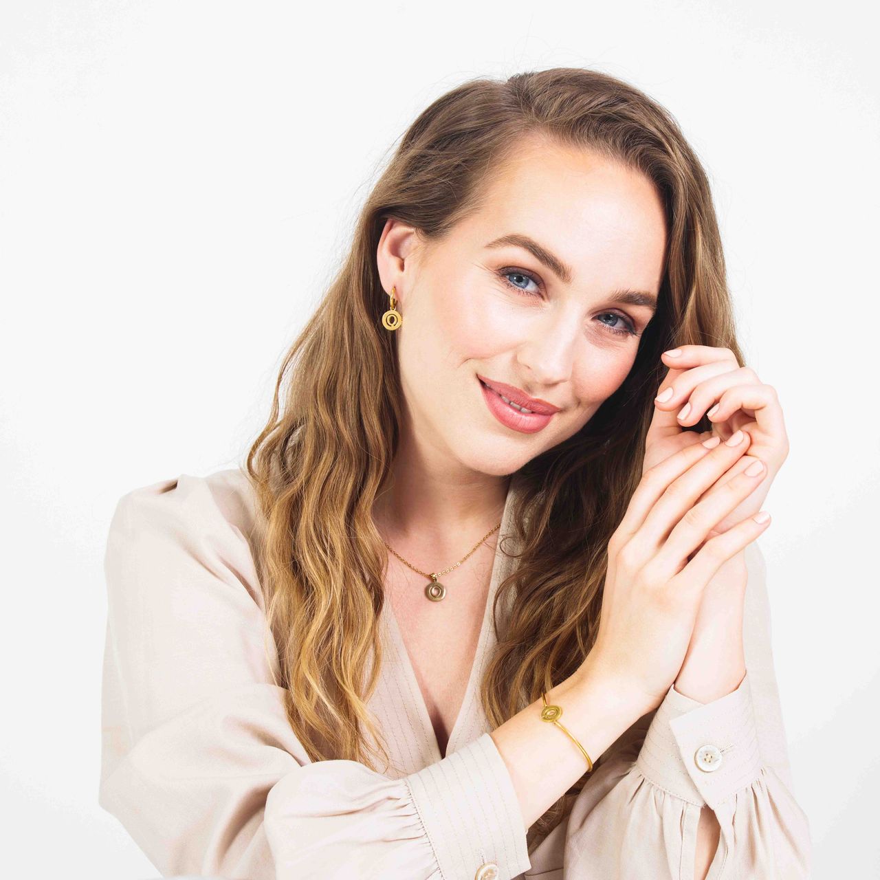 Stainless steel goldplated oorringen met letterhanger Q voor dames