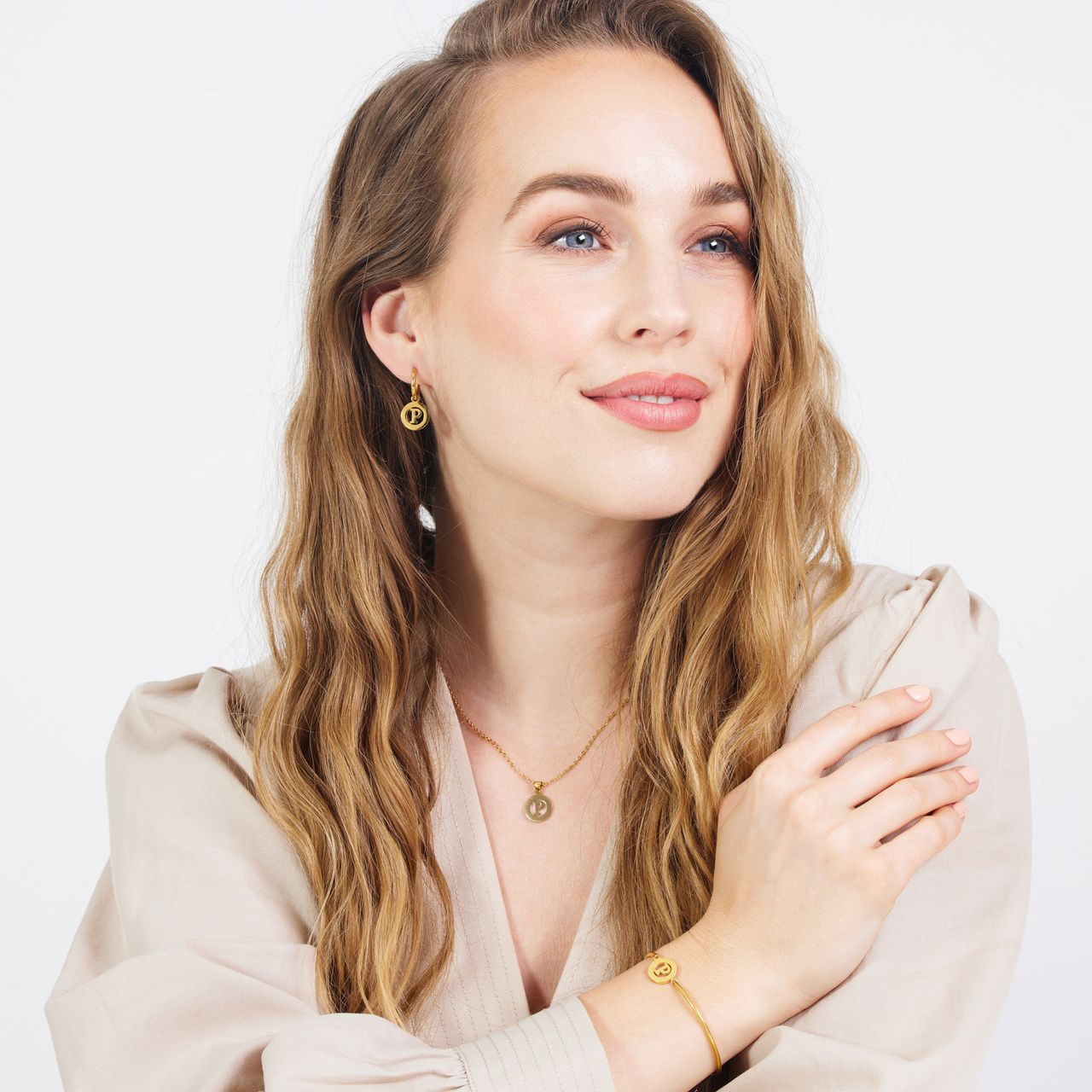 Stainless steel goldplated oorringen met letterhanger P voor dames