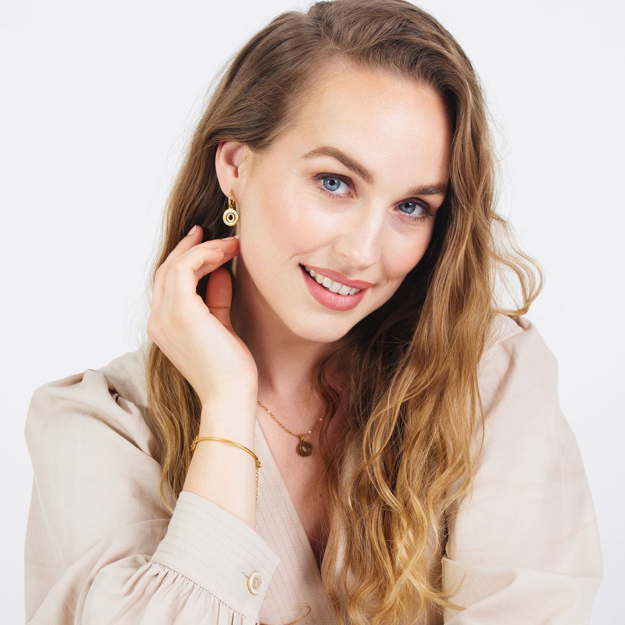 Stainless steel goldplated oorringen met letterhanger O voor dames