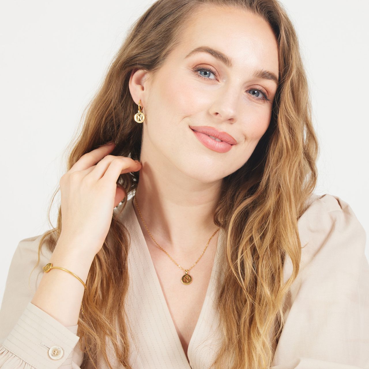 Stainless steel goldplated oorringen met letterhanger N voor dames