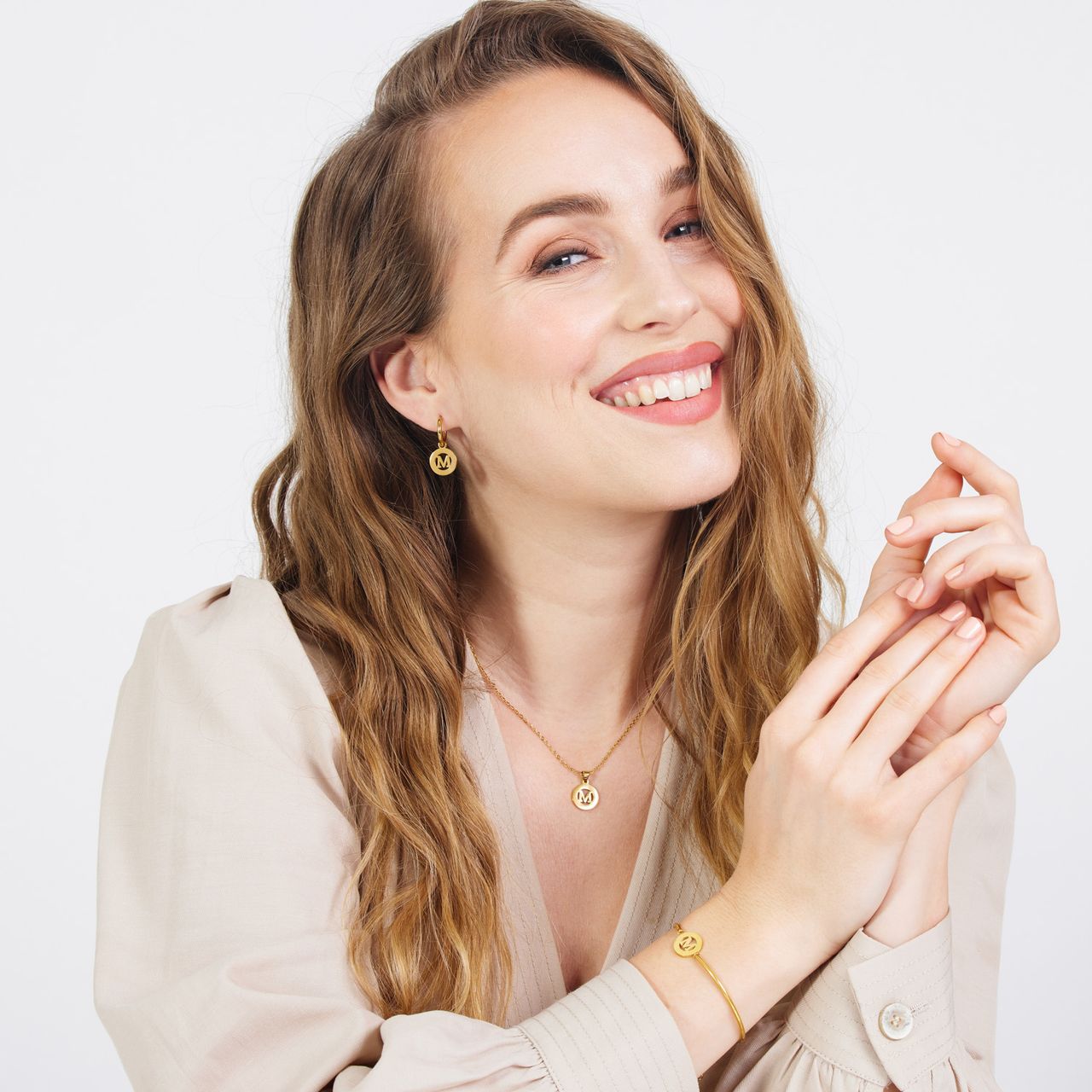 Stainless steel goldplated oorringen met letterhanger M voor dames