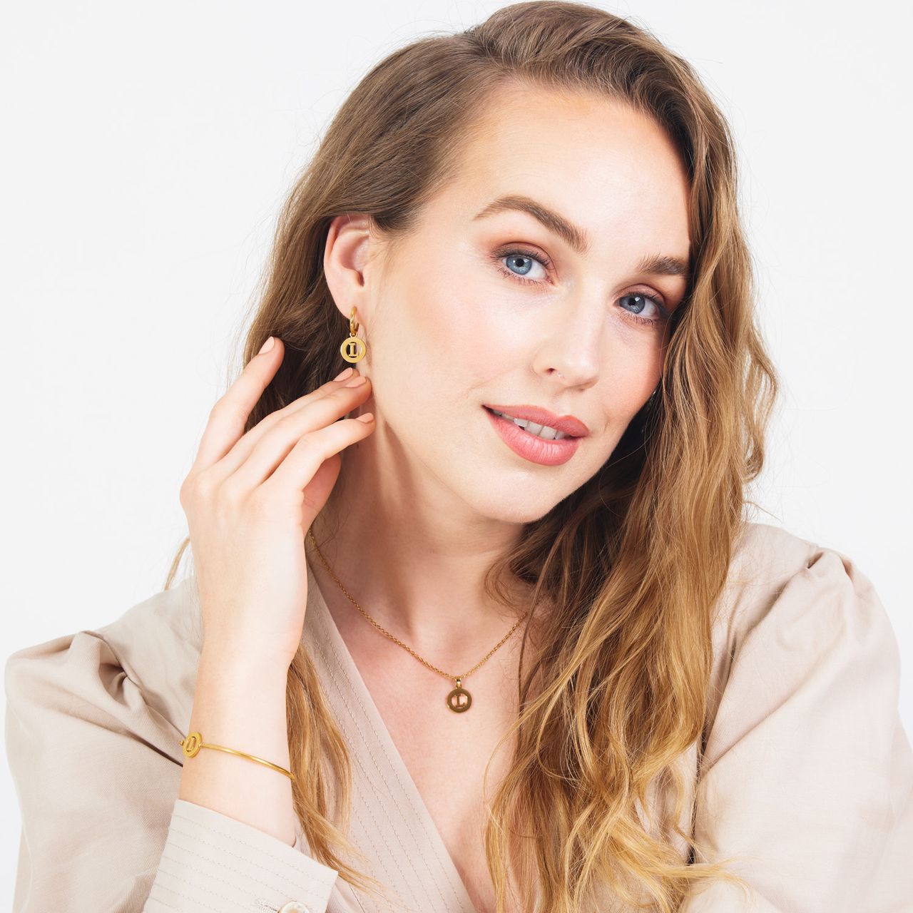 Stainless steel goldplated oorringen met letterhanger L voor dames