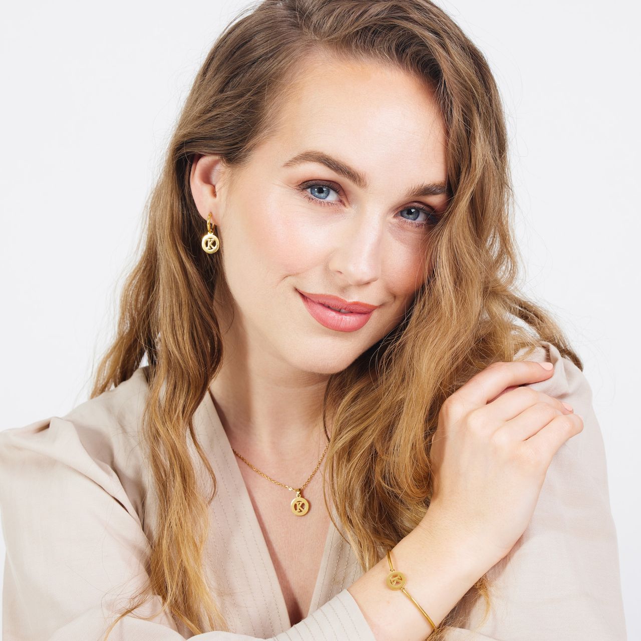 Stainless steel goldplated oorbellen met letter - K