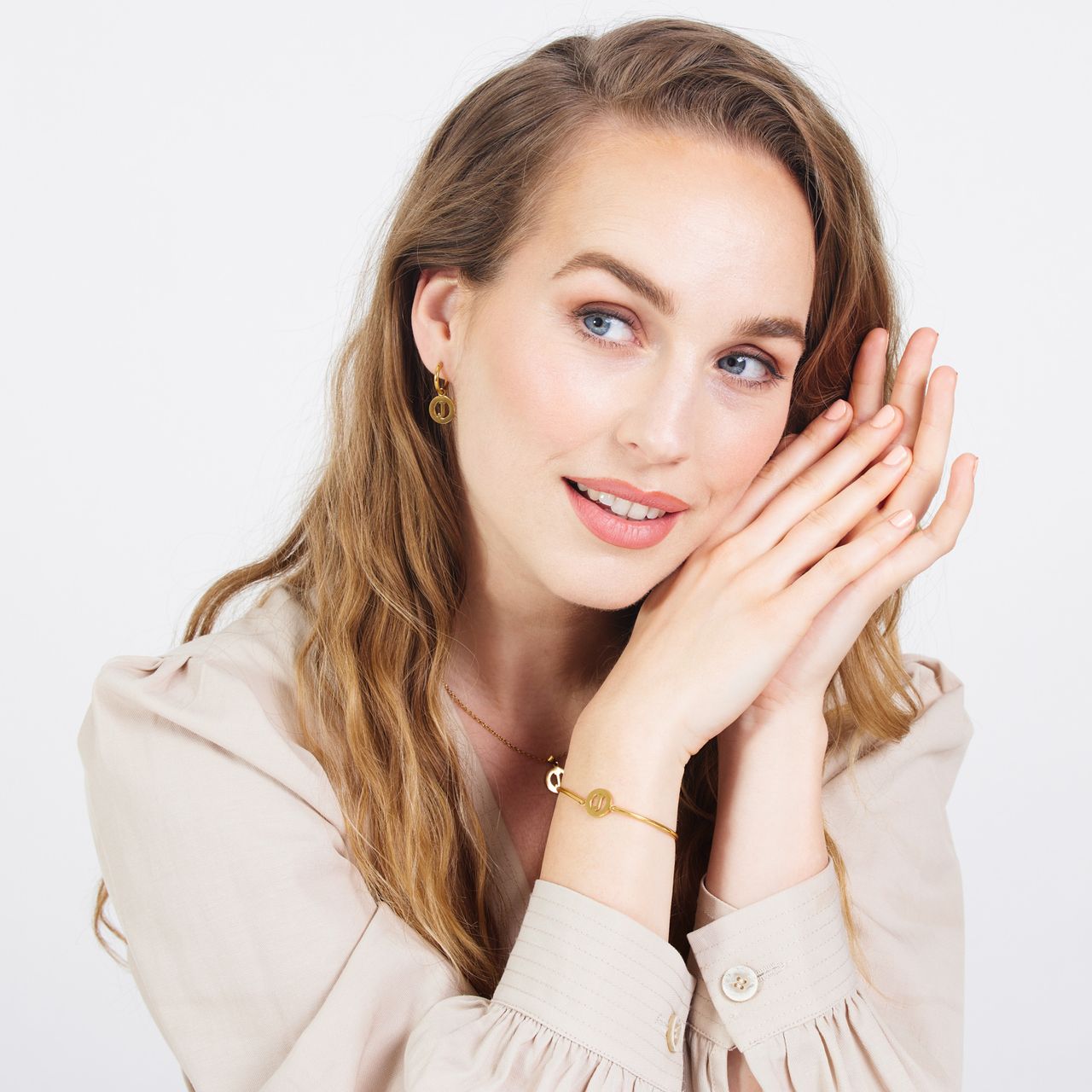 Stainless steel goldplated oorringen met letterhanger J voor dames