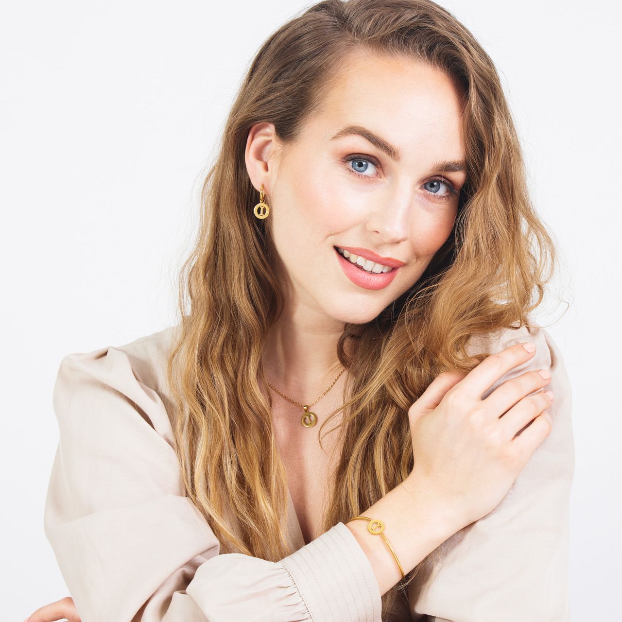 Stainless steel goldplated oorringen met letterhanger I voor dames