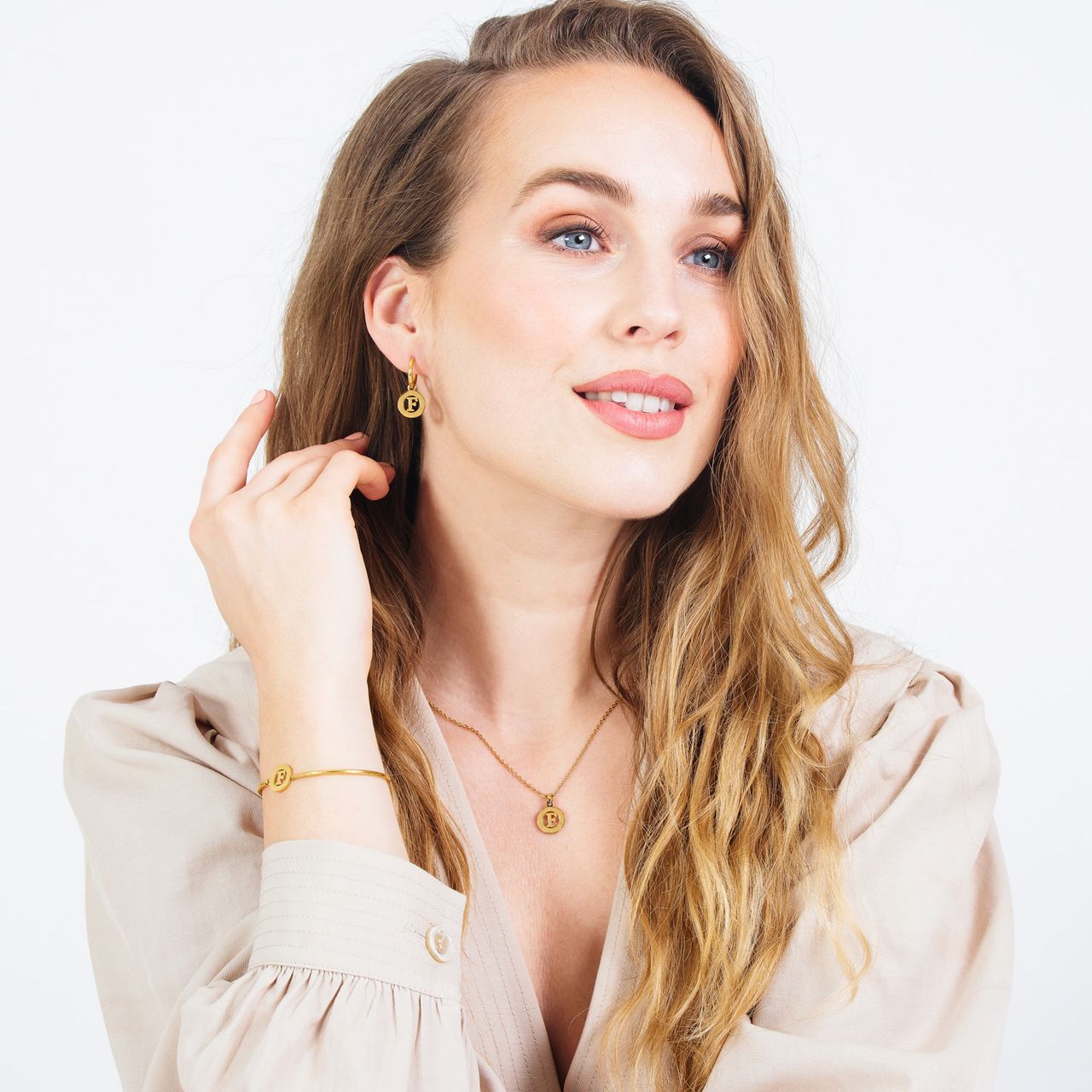 Stainless steel goldplated oorringen met letterhanger F voor dames