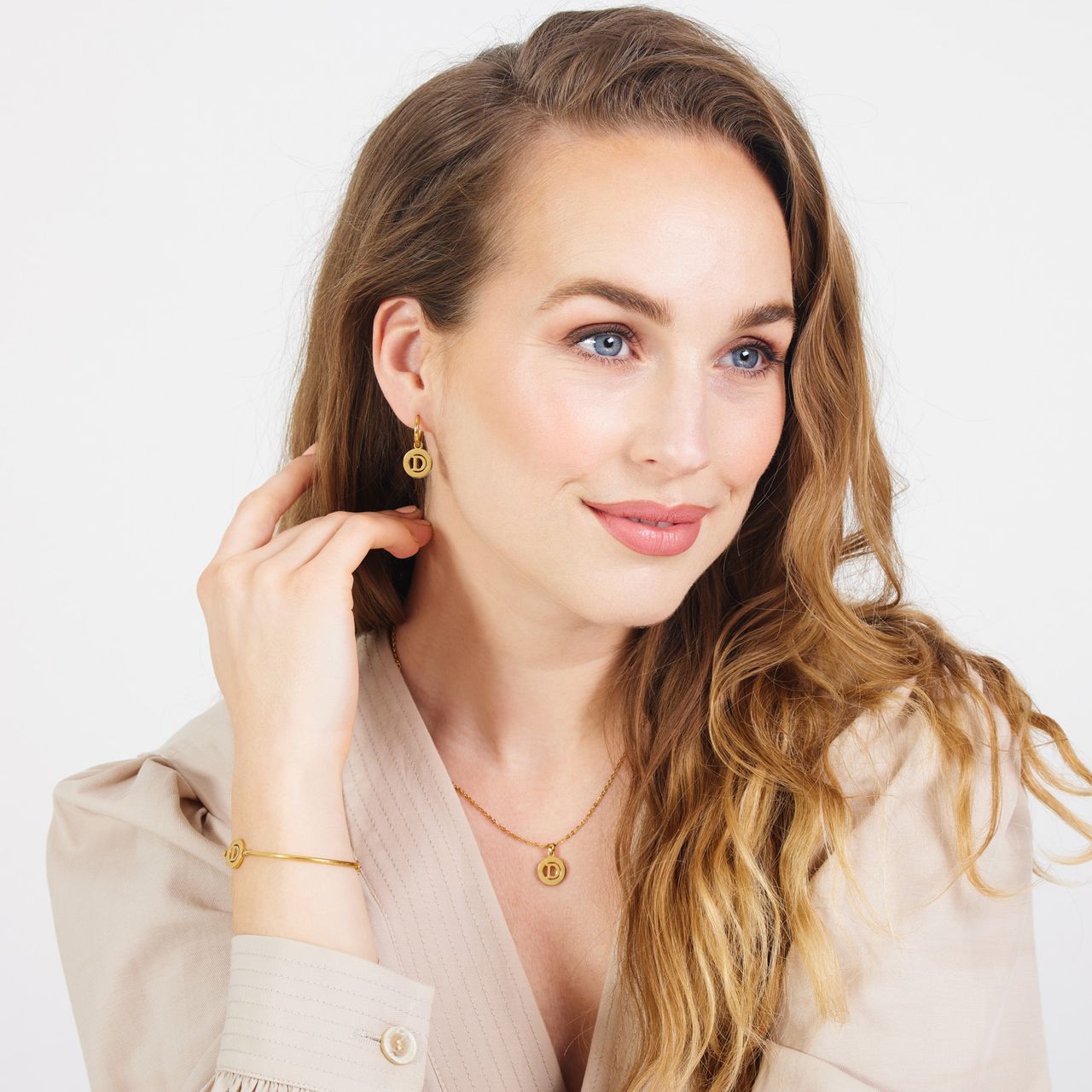 Stainless steel goldplated oorringen met letterhanger D voor dames