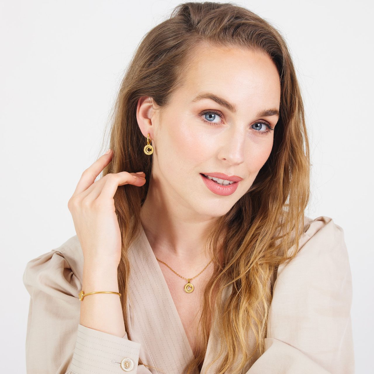 Stalen goldplated oorringen met letterhanger C voor dames