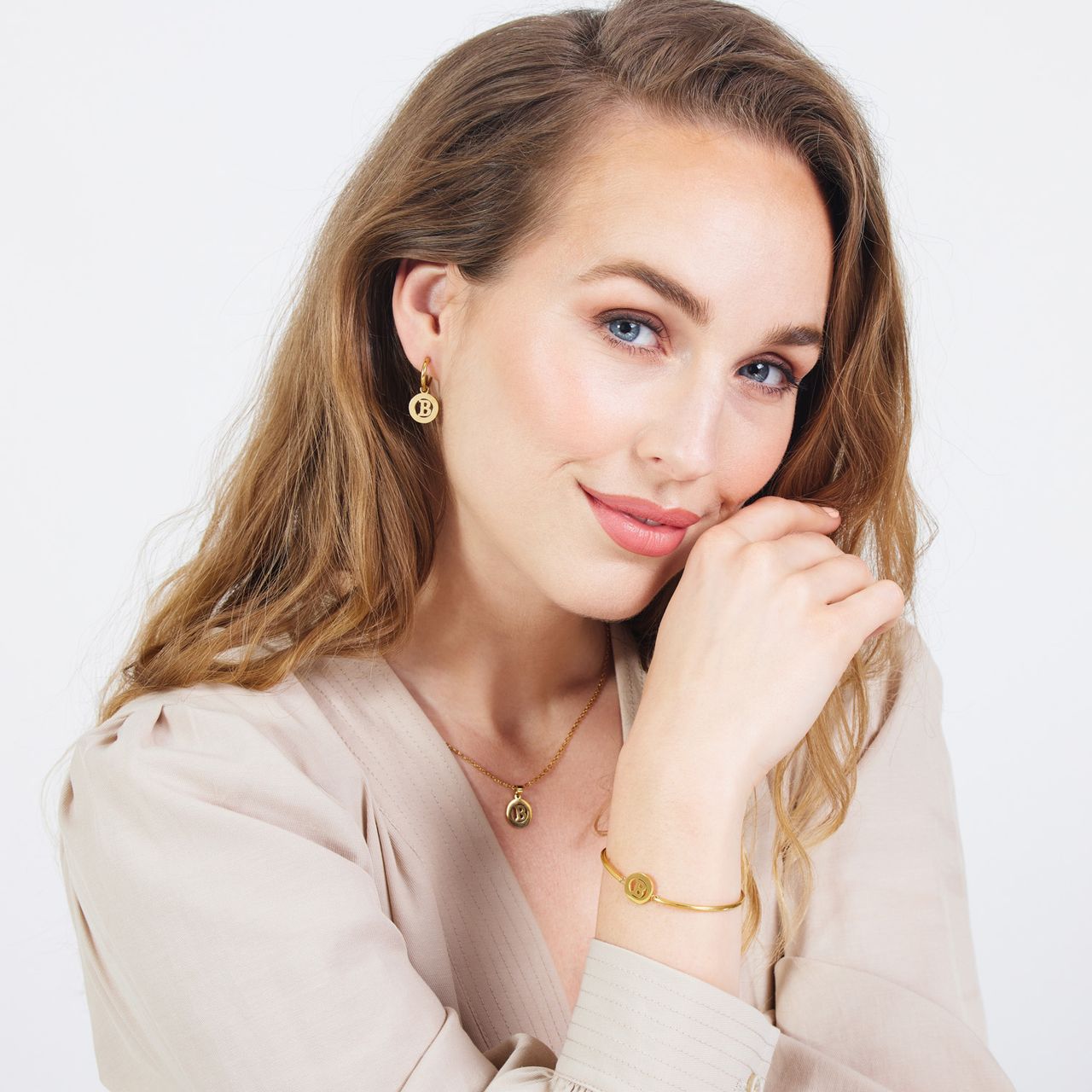 Stainless steel goldplated oorringen met letterhanger B voor dames