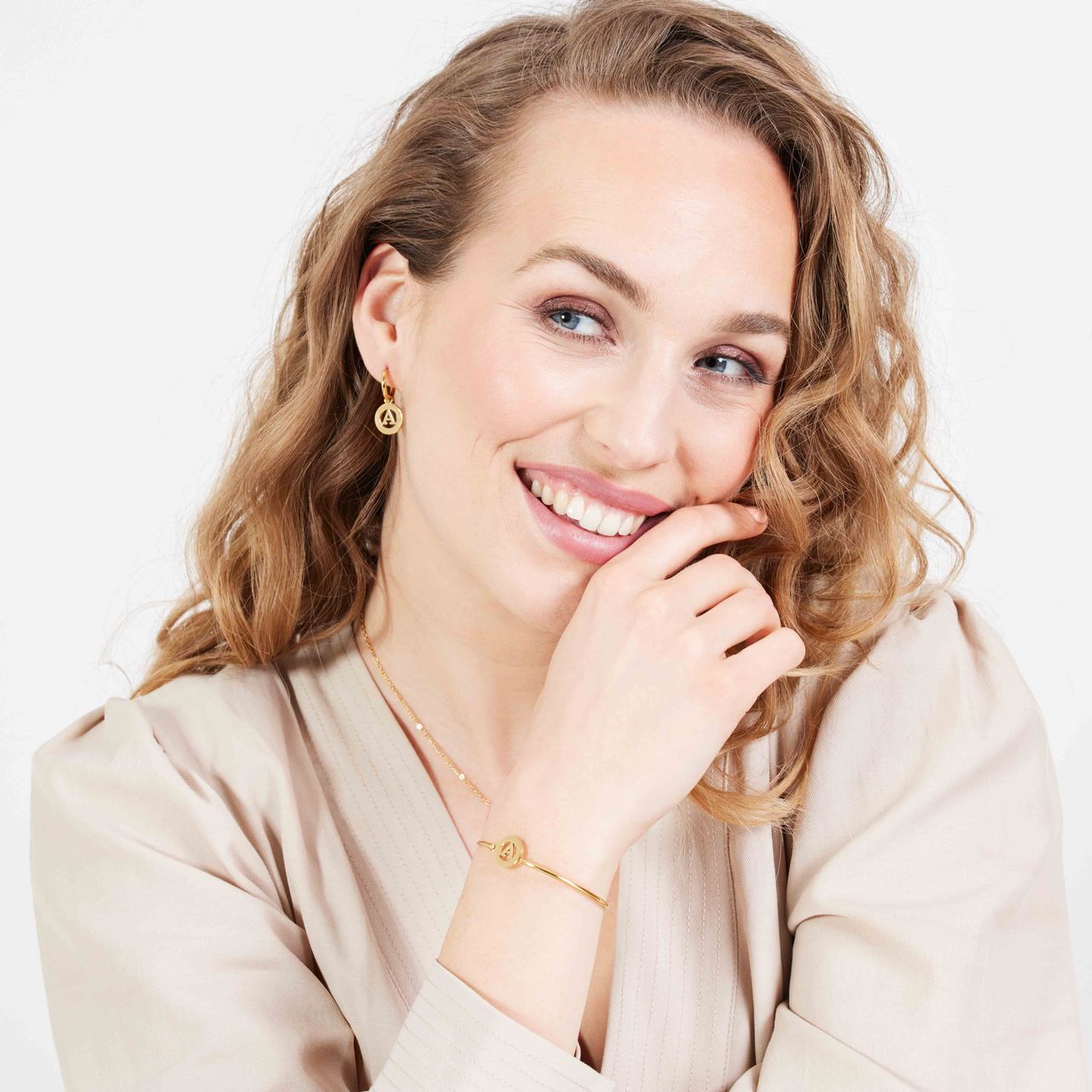 Stainless steel goldplated oorringen met letterhanger A voor dames