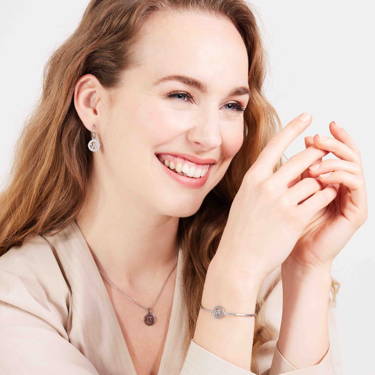 Stainless steel oorbellen met letter - W