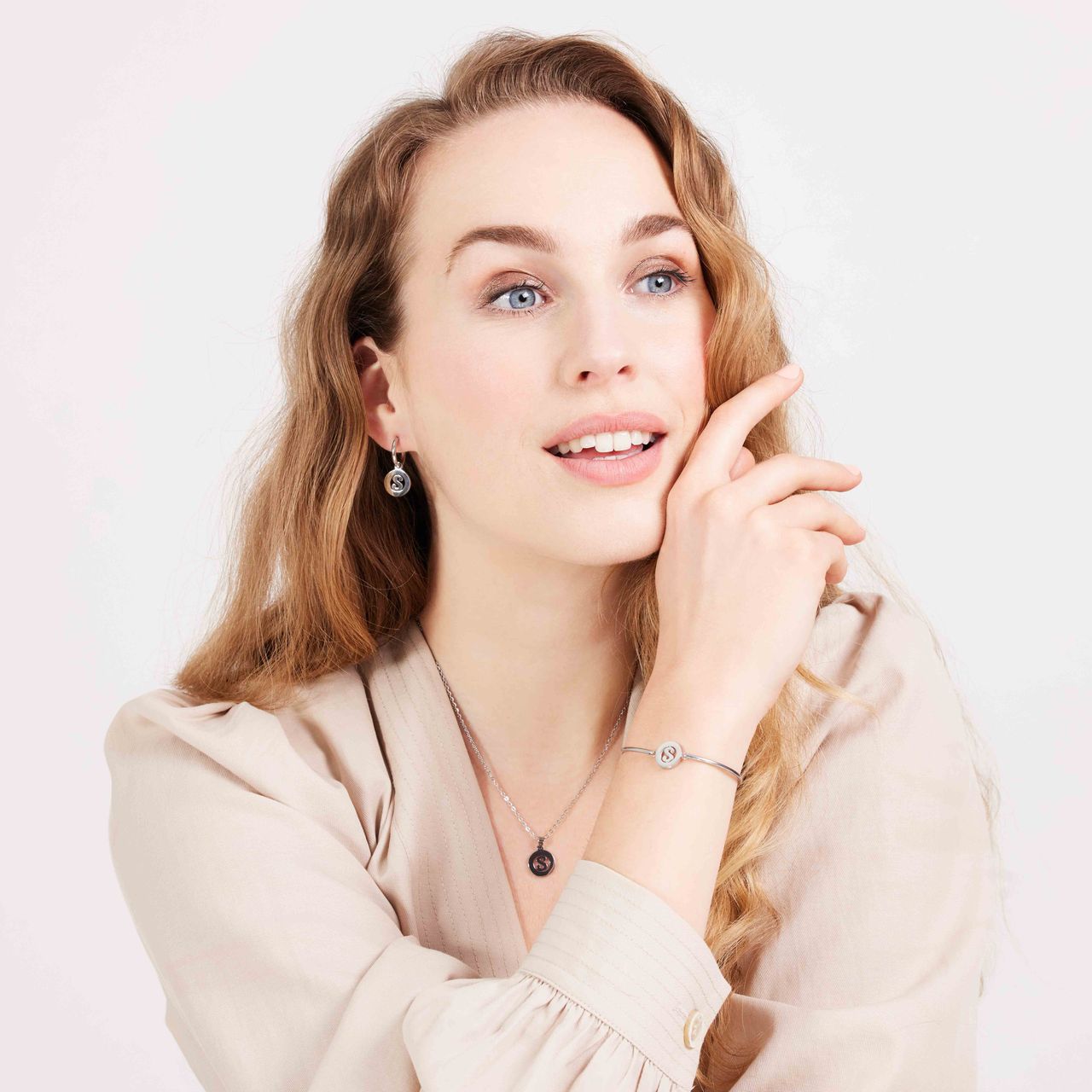 Stainless steel oorbellen met letter - S