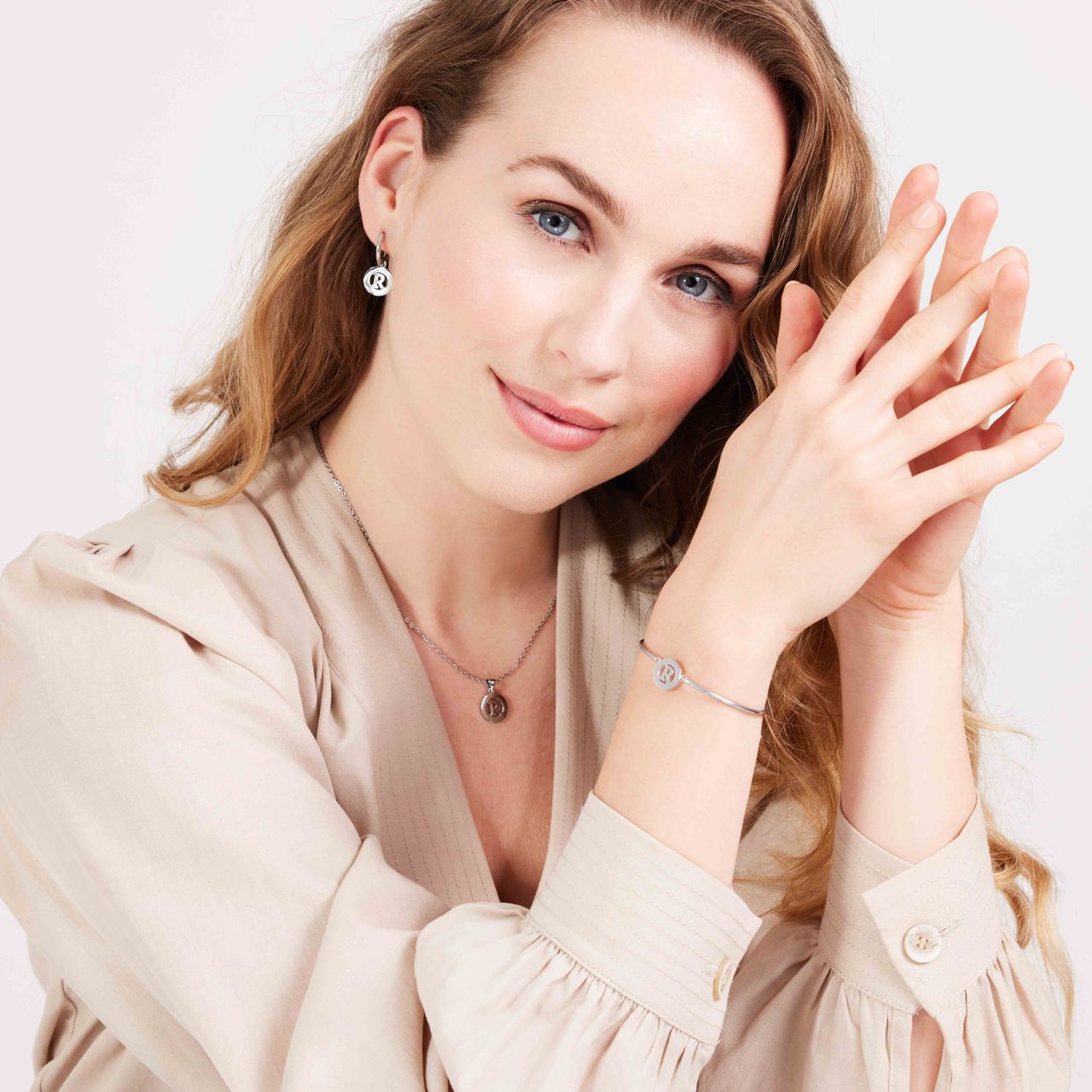 Stainless steel oorbellen met letter - R