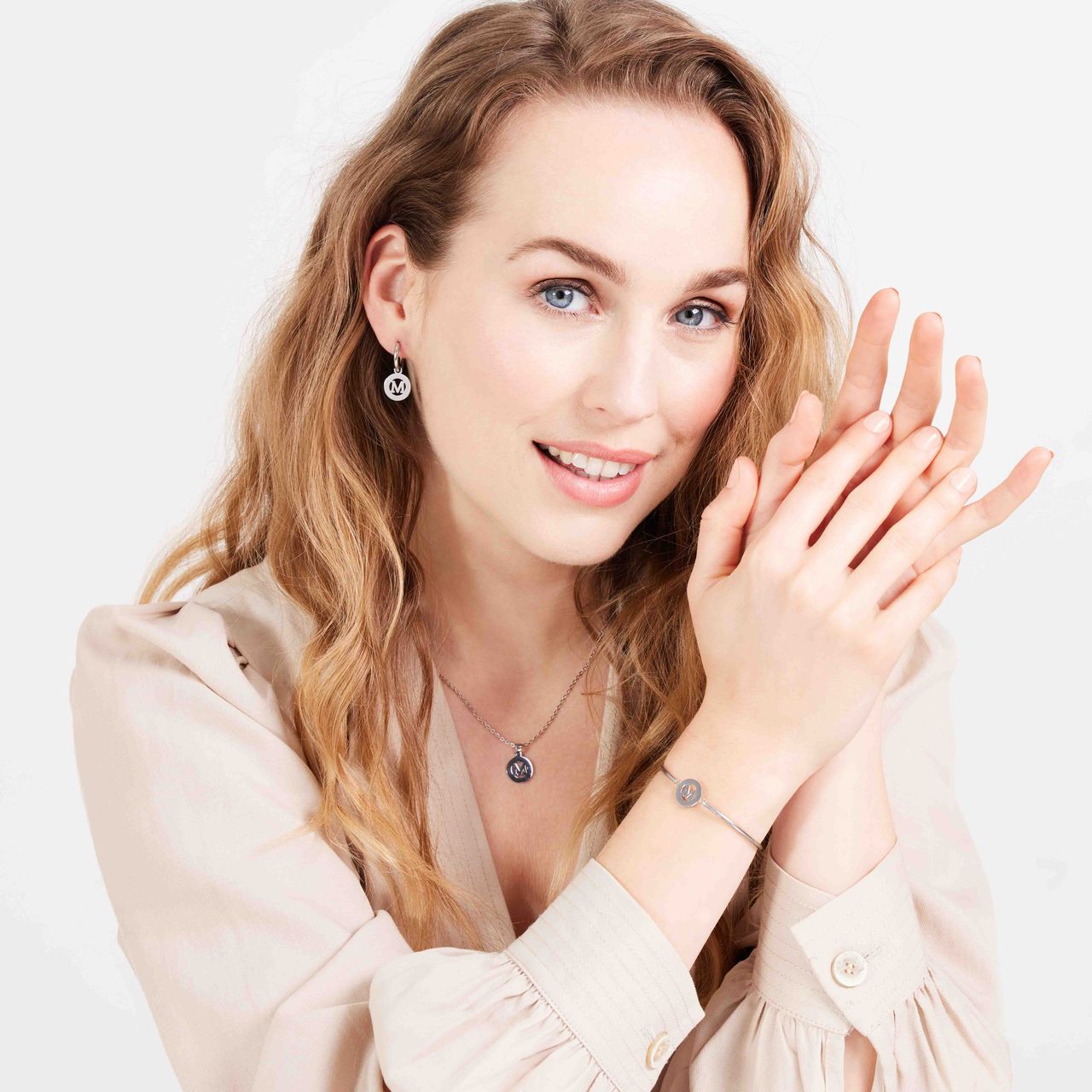 Stainless steel oorbellen met letter - M